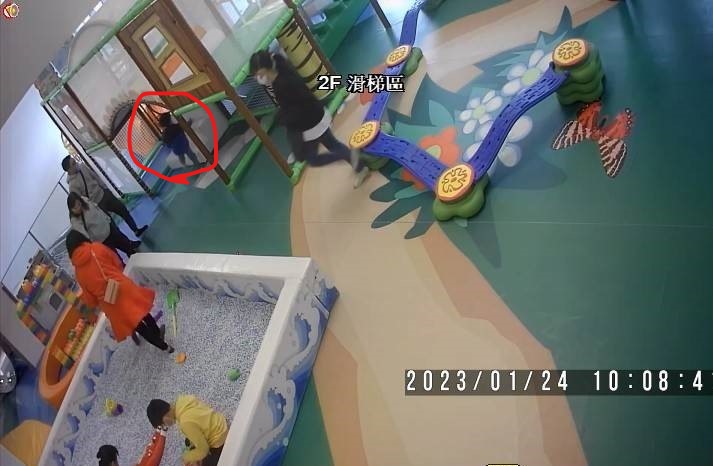 A小姐的小孩（紅圈處）於10點8分進入遊樂設施。（讀者提供）
