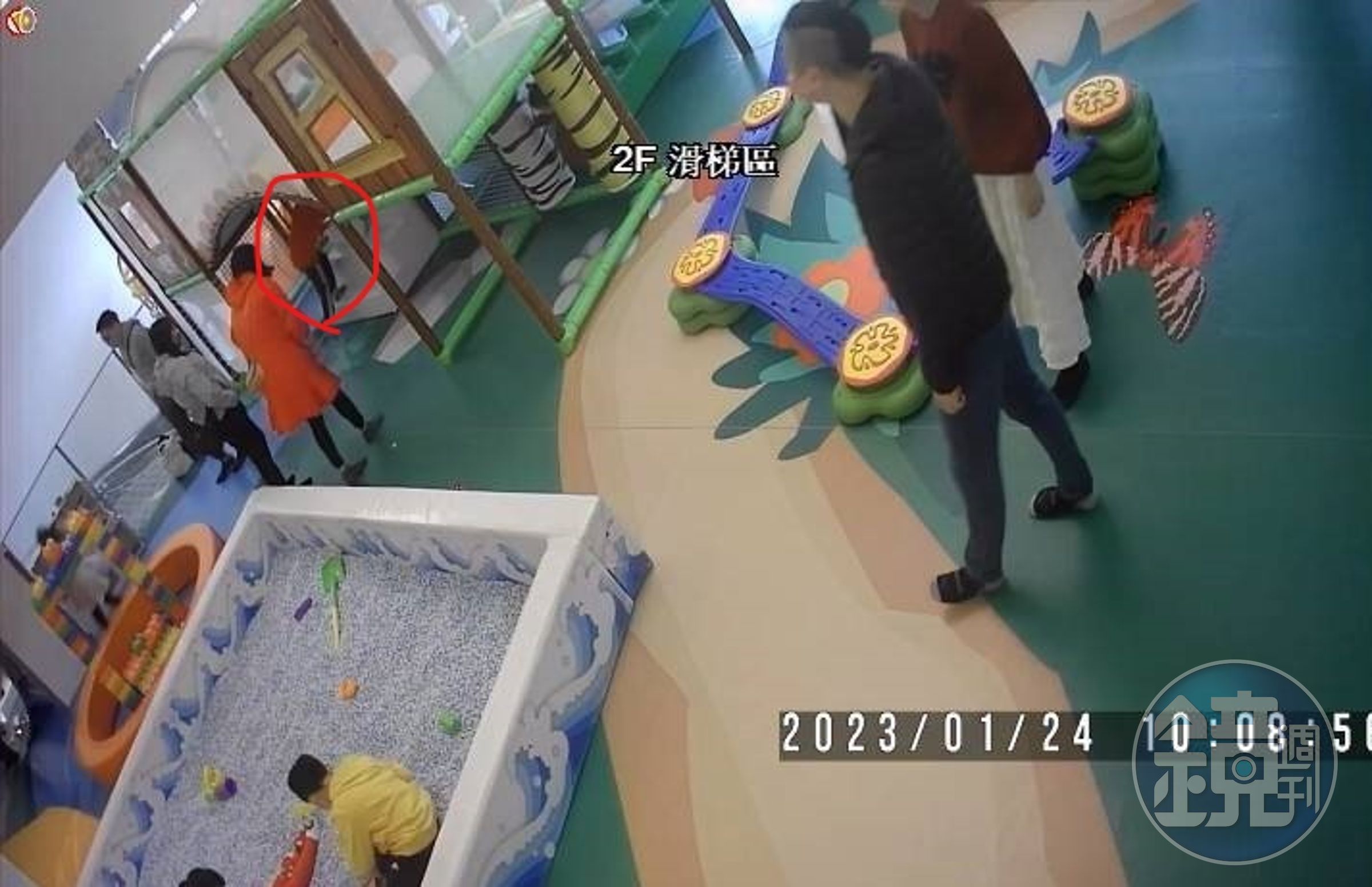 疑似與A小姐的孩子碰撞的孩童（紅圈處）隨之進入遊樂設施。（讀者提供）