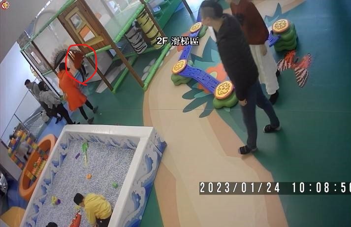 疑似與A小姐的孩子碰撞的孩童（紅圈處）隨之進入遊樂設施。（讀者提供）