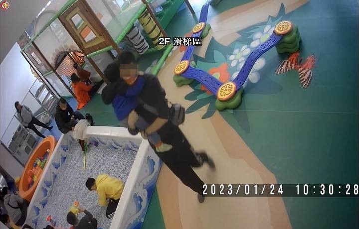 父親將受傷的小孩抱離遊戲區。（讀者提供）