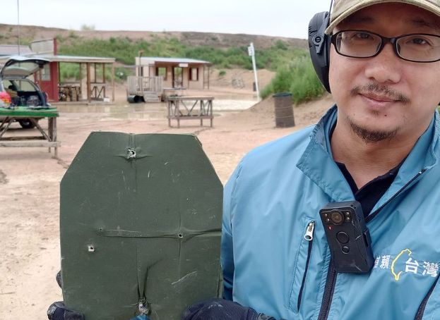 網紅山姆小叔與民進黨新北市議員林秉宥拍片實測國軍抗彈板。（翻攝自山姆小叔Gun & Fun臉書）
