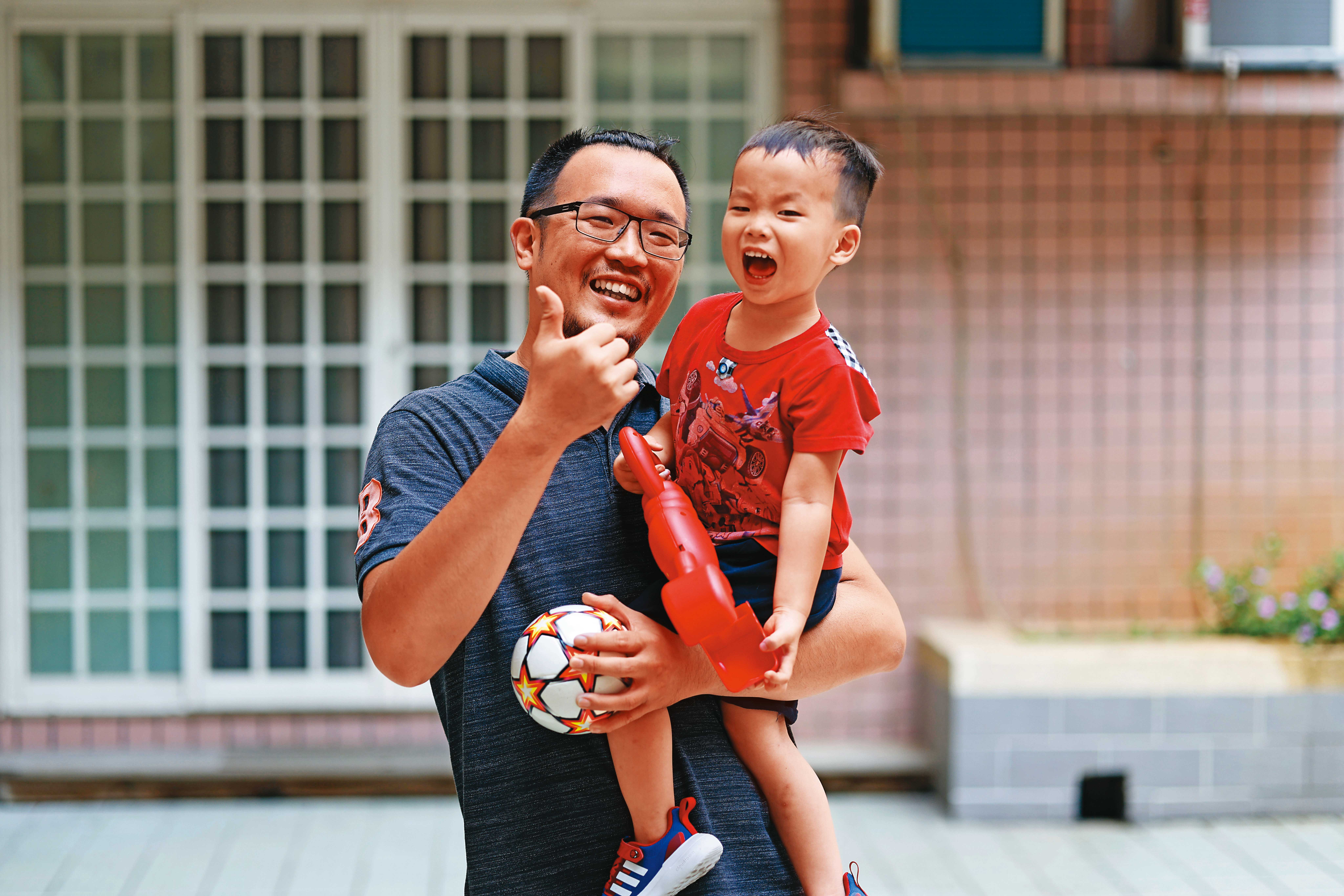 卓金池是私校游泳救生員，有2女1子，為了照顧需開刀的老三，請了1年育嬰假。