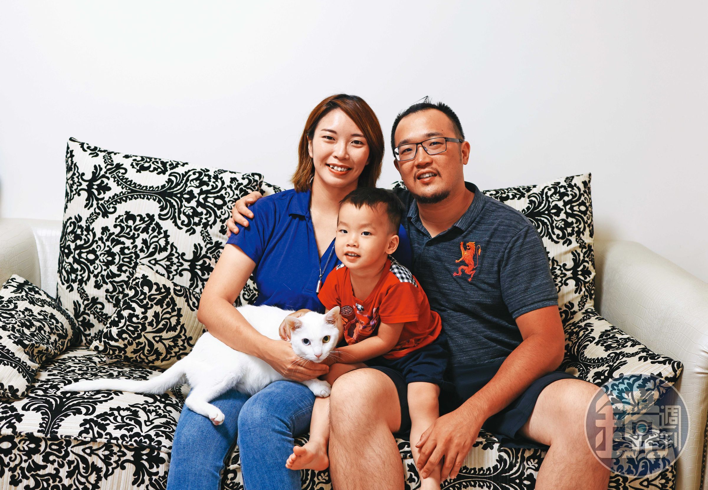 卓金池夫妻與小兒子合照。採訪這天,小朋友就在一旁玩耍,非常大方、活潑,親子間互動親暱。