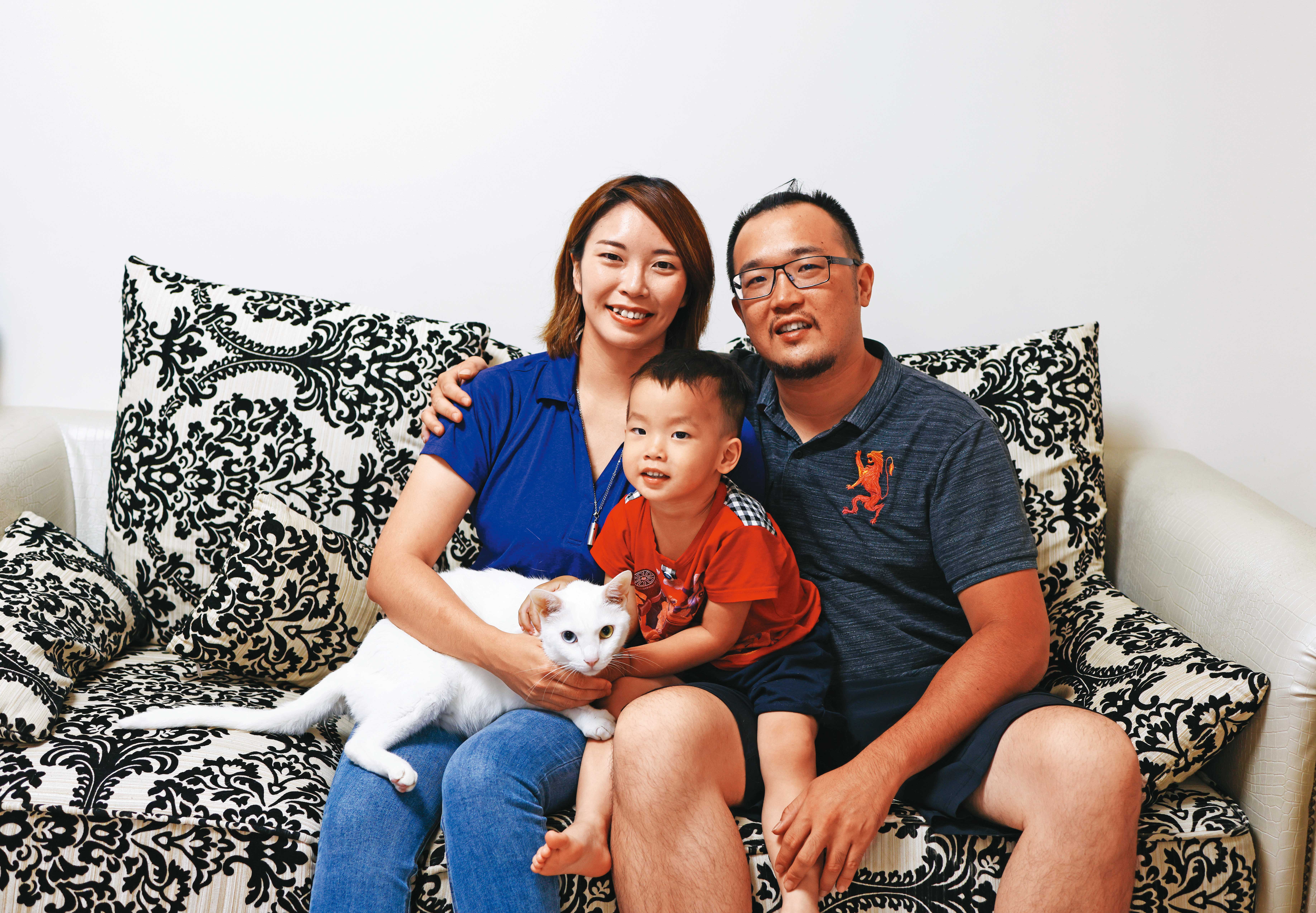 卓金池夫妻與小兒子合照。採訪這天，小朋友就在一旁玩耍，非常大方、活潑，親子間互動親暱。