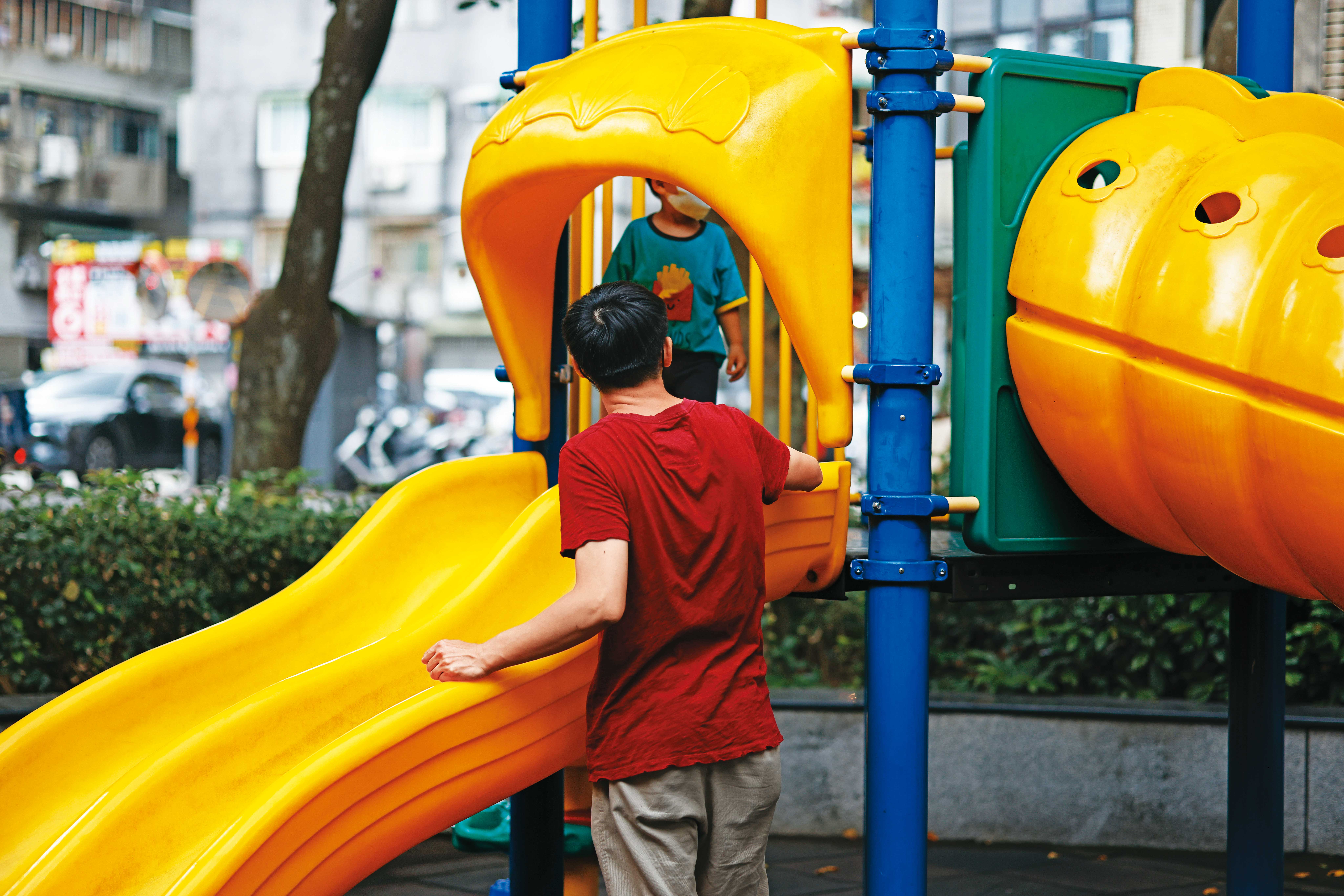 請育嬰假這段時間，阿邦決定帶小孩踏遍松山與信義區的公園，執行他偉大又實惠的親子探險計畫。
