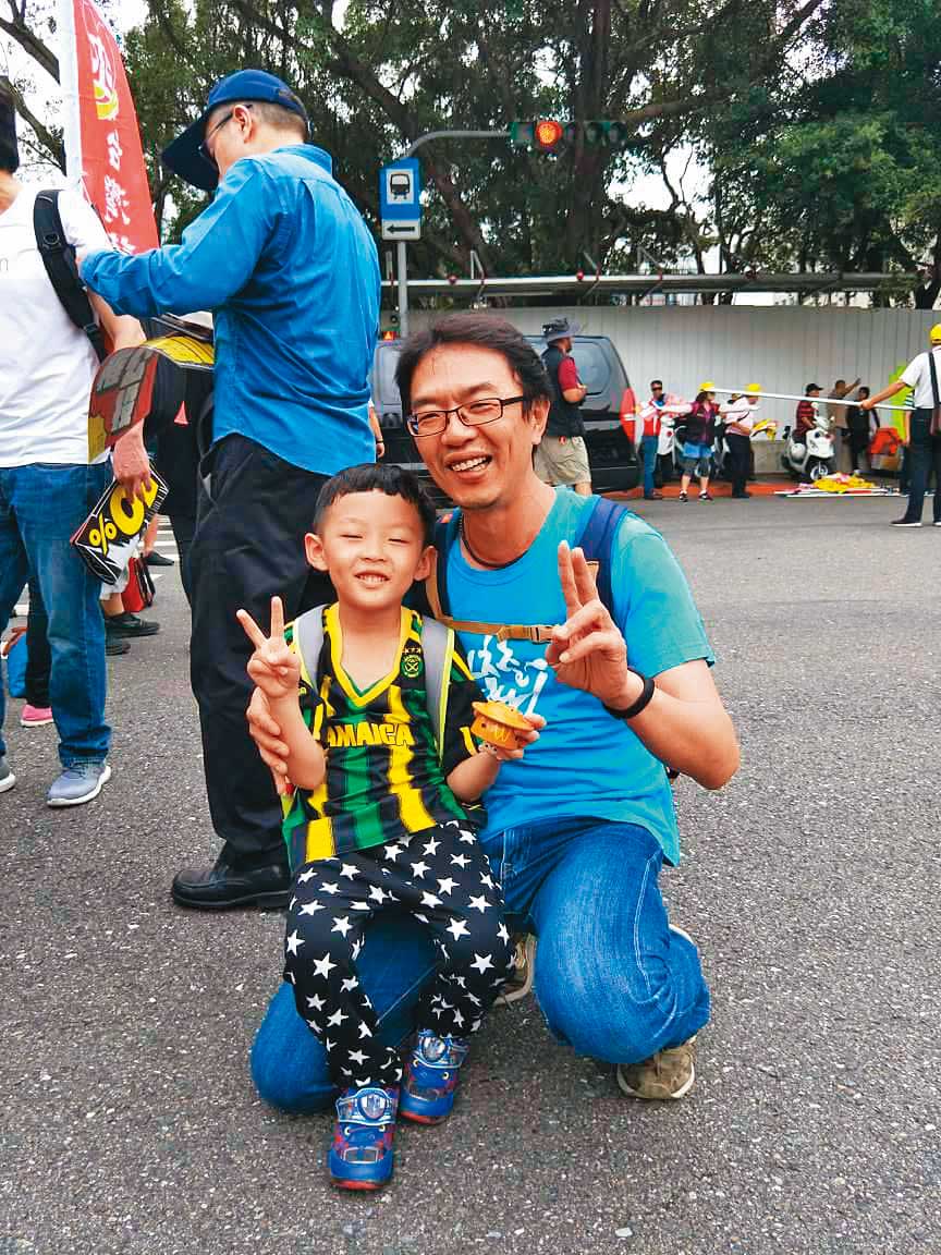 台北市產業總工會副理事長王燕杰（右）與小孩合照。王燕杰說自己也曾想過請育嬰假，但考量到經濟因素，根本無法執行。
