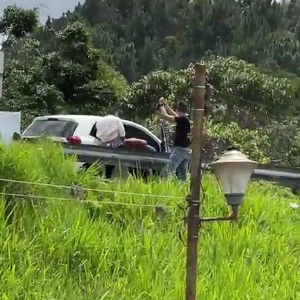 現場還有專業攝影師拍攝。（翻自《每日星報》）