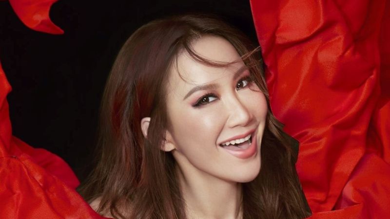 歌壇天后李玟因不敵心病折磨選擇輕生，經搶救仍不幸離世，享年48歲。（翻攝CoCo Lee 李玟）