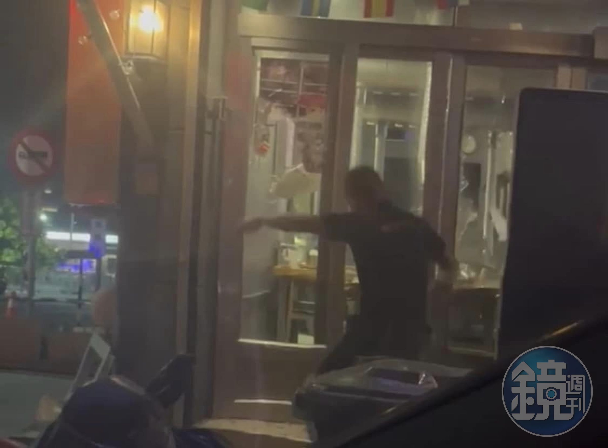 陳男持球棒砸店。(翻攝自老高漫談臉書專頁)