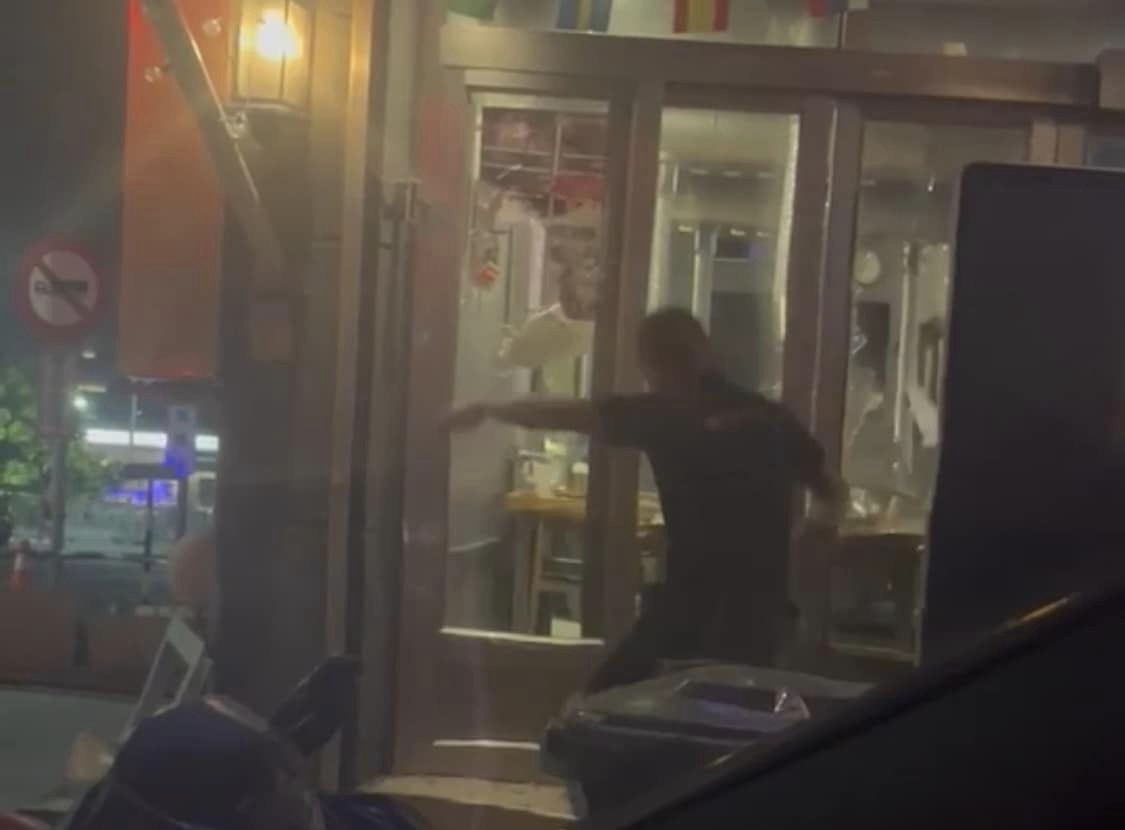 陳男持球棒砸店。（翻攝自老高漫談臉書專頁）