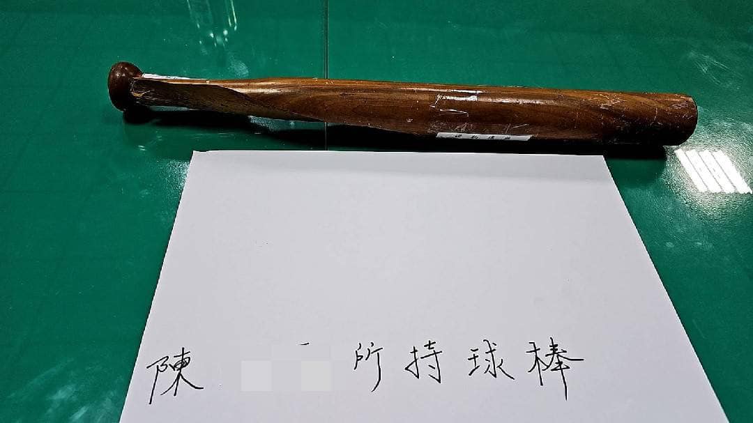 馬公分局光明派出所查扣球棒1支。（翻攝自老高漫談臉書專頁）