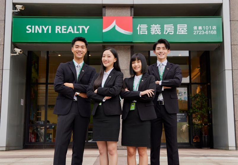 信義房屋獲得亞洲企業社會責任獎人力投資獎與企業永續報告書獎。(信義房屋提供)