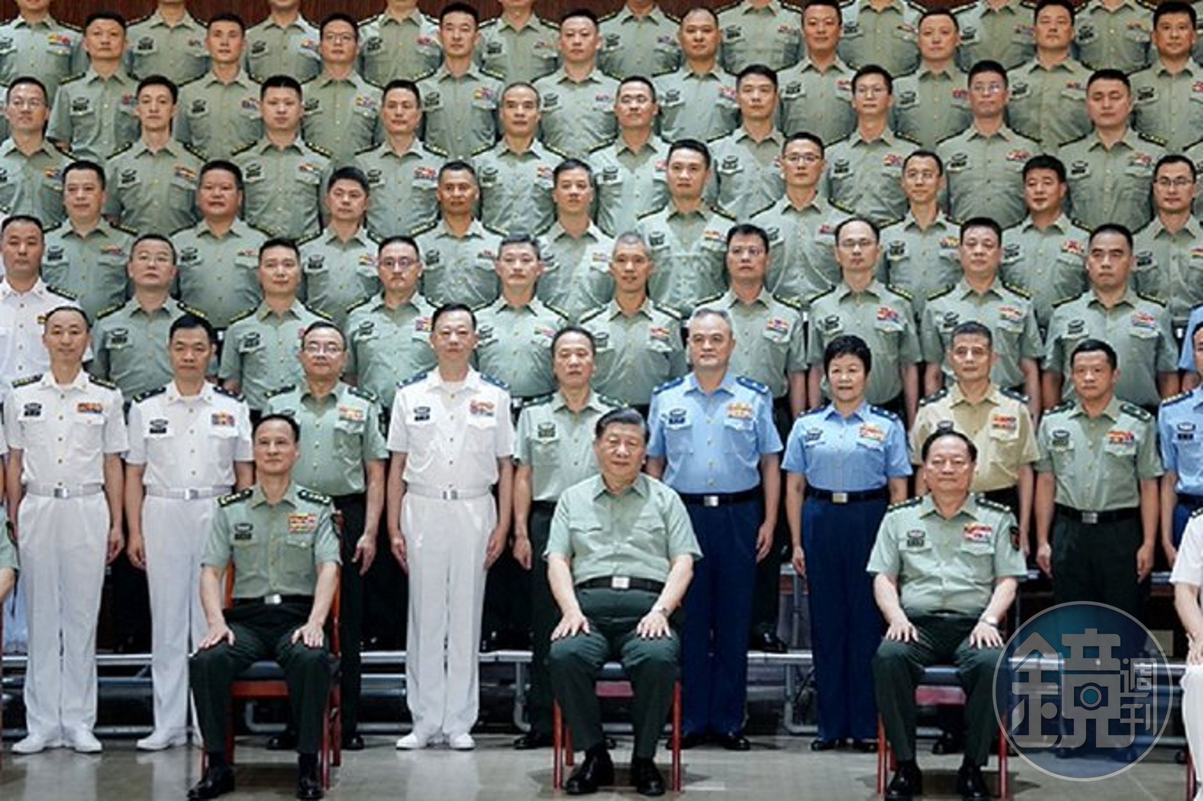 習近平與眾軍官合影。(翻自微博)