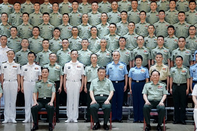 習近平與眾軍官合影。(翻自微博)