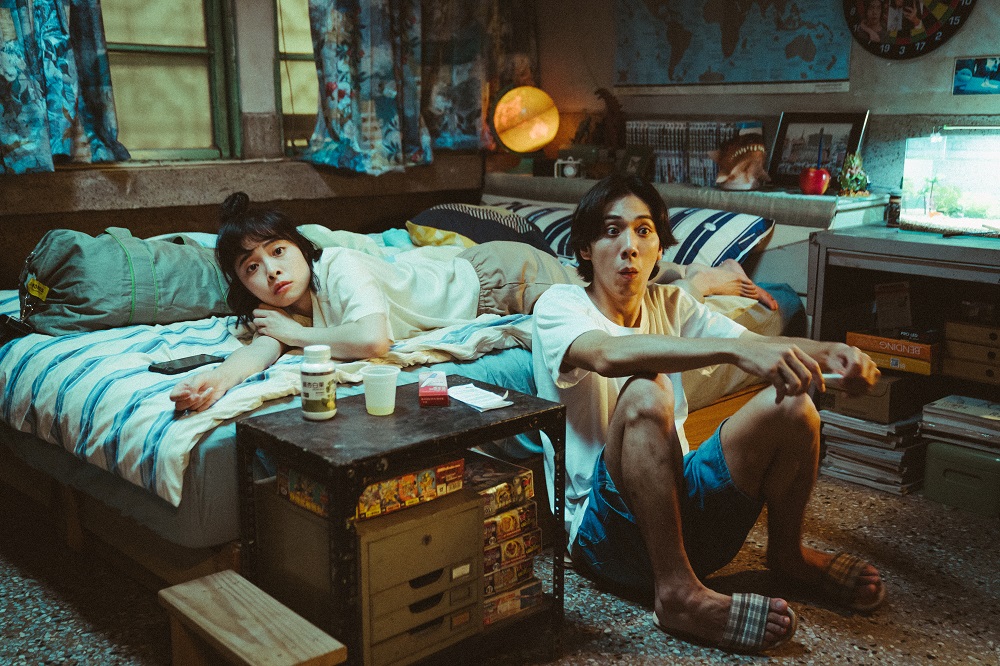 潘客印執導的喜劇短片《有了》由游珈瑄(左)、曾皓澤主演。(公視提供)