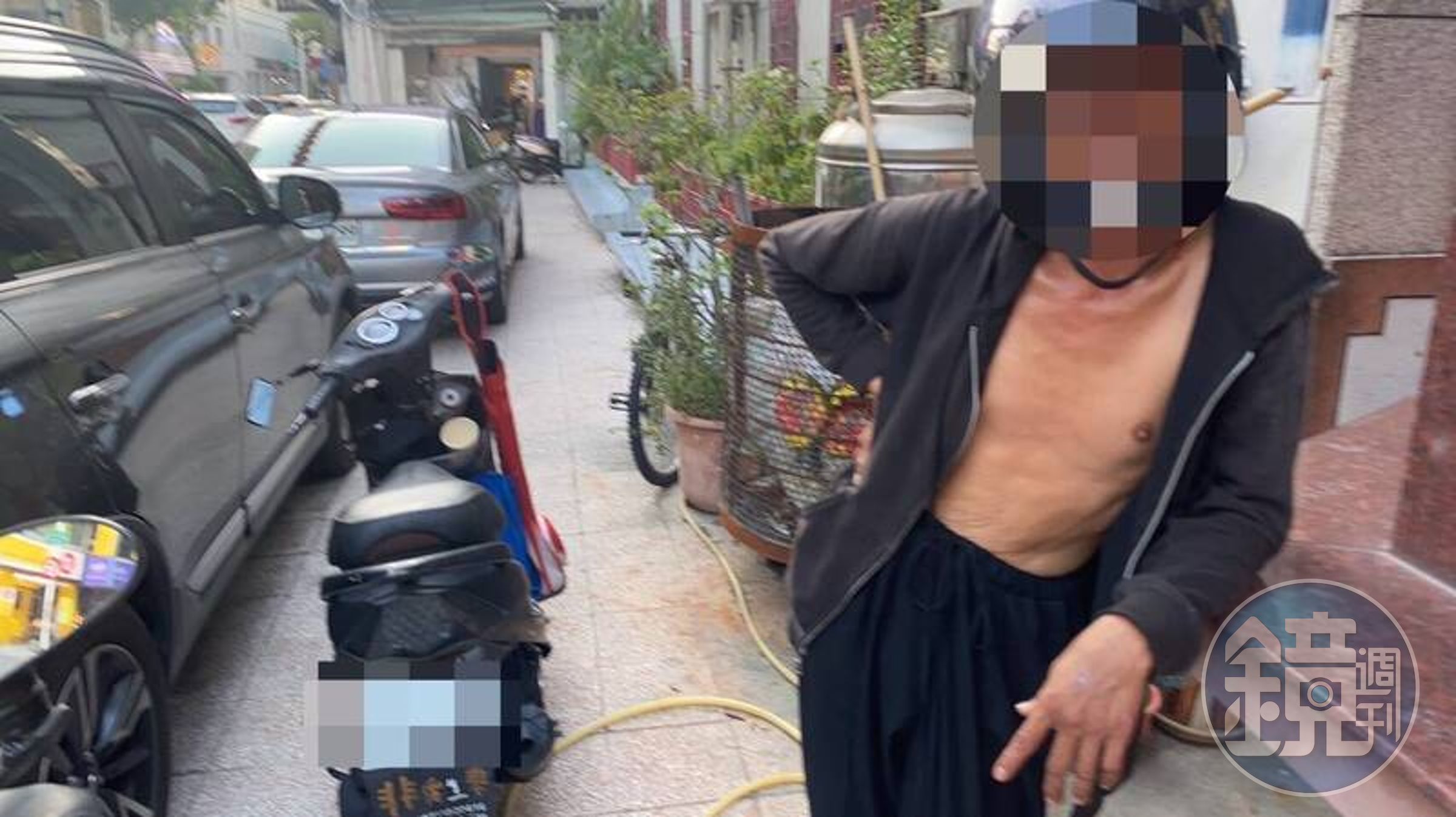 高雄一名劉姓男子偷竊路邊機車,警方上前盤查,他還瞎扯自己是陳其邁同學。(翻攝畫面)
