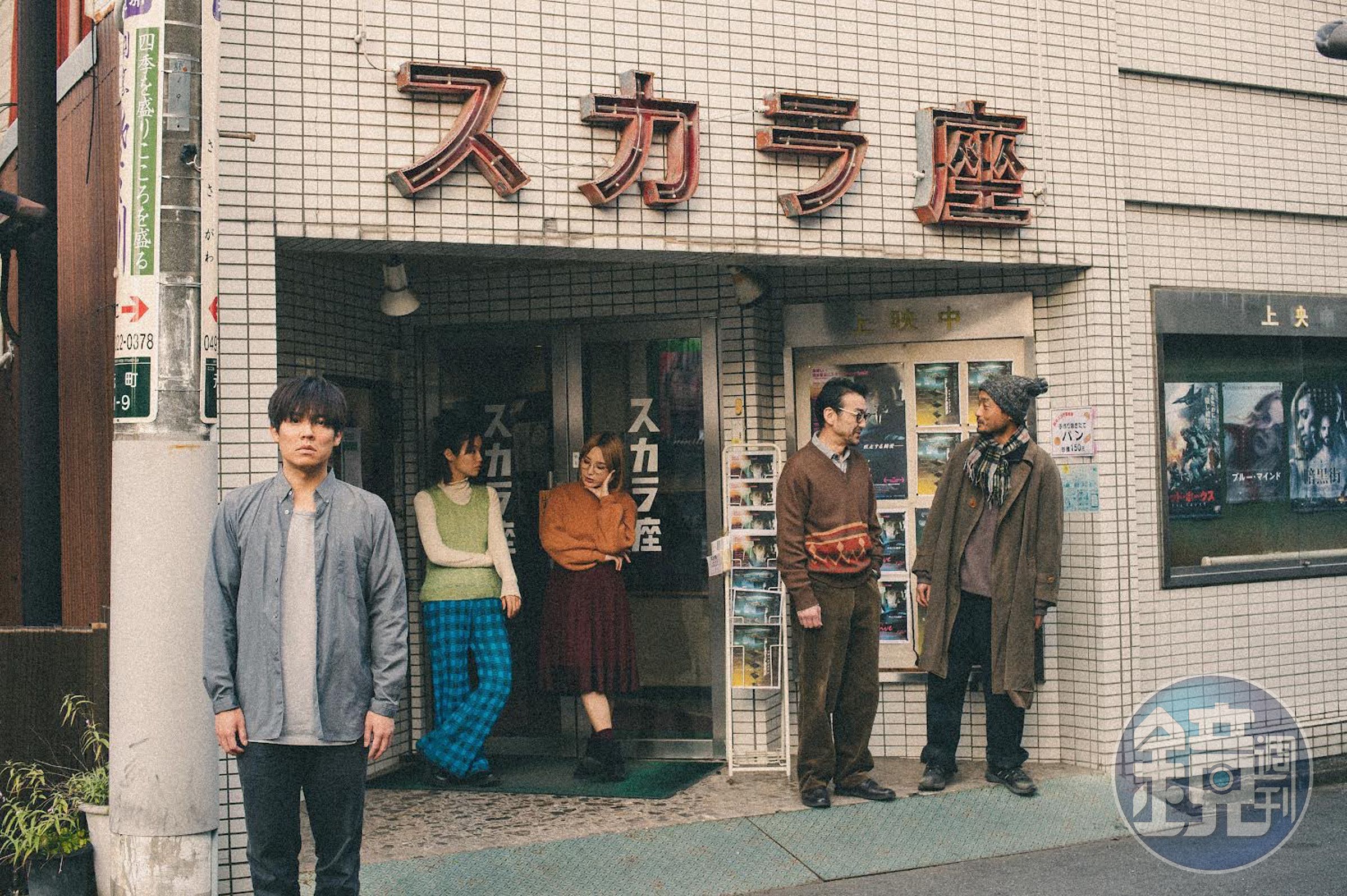 小出惠介(左)主演新片《銀平町的電影時光》在1905年開業的老戲院「川越斯卡拉」取景拍攝。(中影提供)