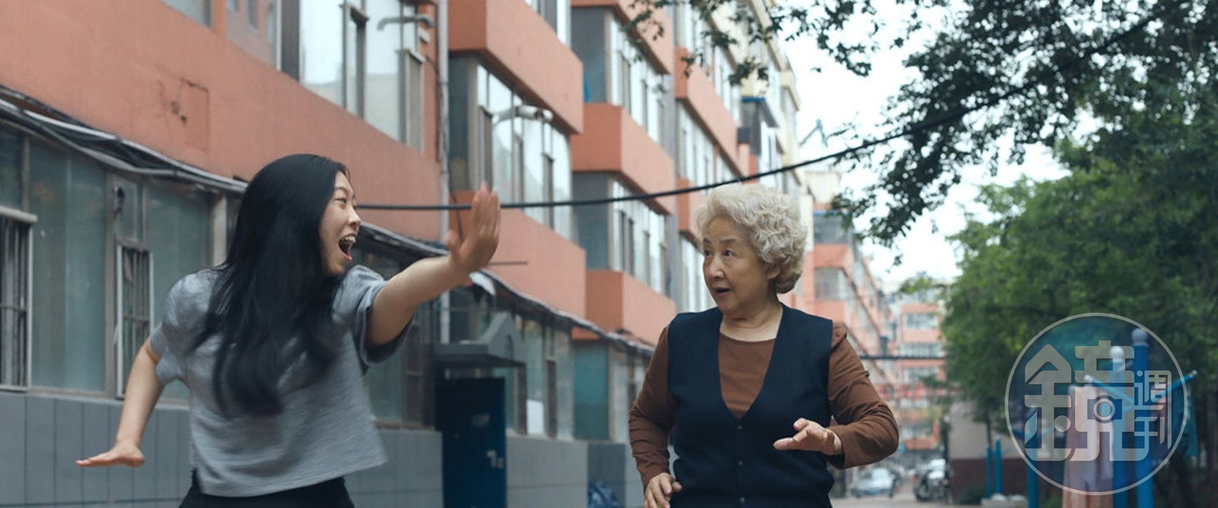 《別告訴她》由女星奧卡菲娜（左）主演，她因此獲頒金球獎音樂或喜劇類最佳女主角，右為趙淑珍。（翻攝自cdn.hk01.com）