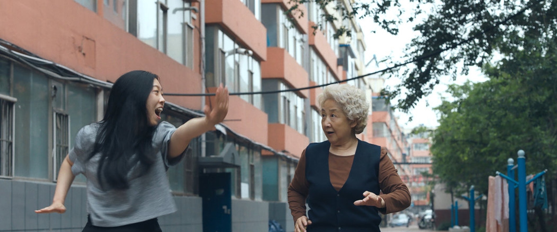 《別告訴她》由女星奧卡菲娜（左）主演，她因此獲頒金球獎音樂或喜劇類最佳女主角，右為趙淑珍。（翻攝自cdn.hk01.com）