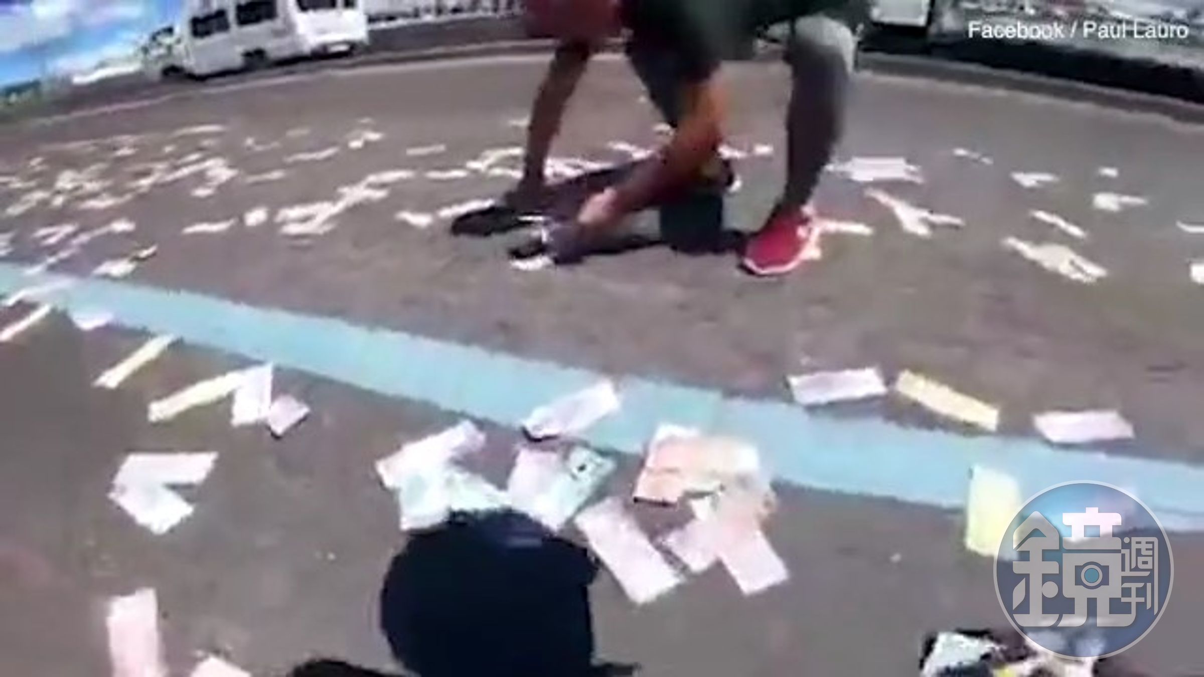 最慘大撒幣!員工騎車運鈔包包爆開,160萬現金「不翼而飛」滿地鈔票。(翻自《每日郵報》)