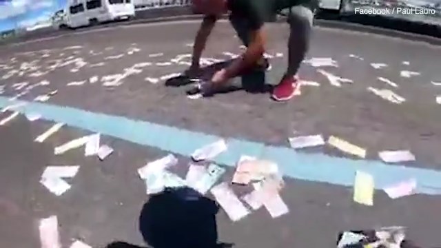 最慘大撒幣！員工騎車運鈔包包爆開，160萬現金「不翼而飛」滿地鈔票。（翻自《每日郵報》）