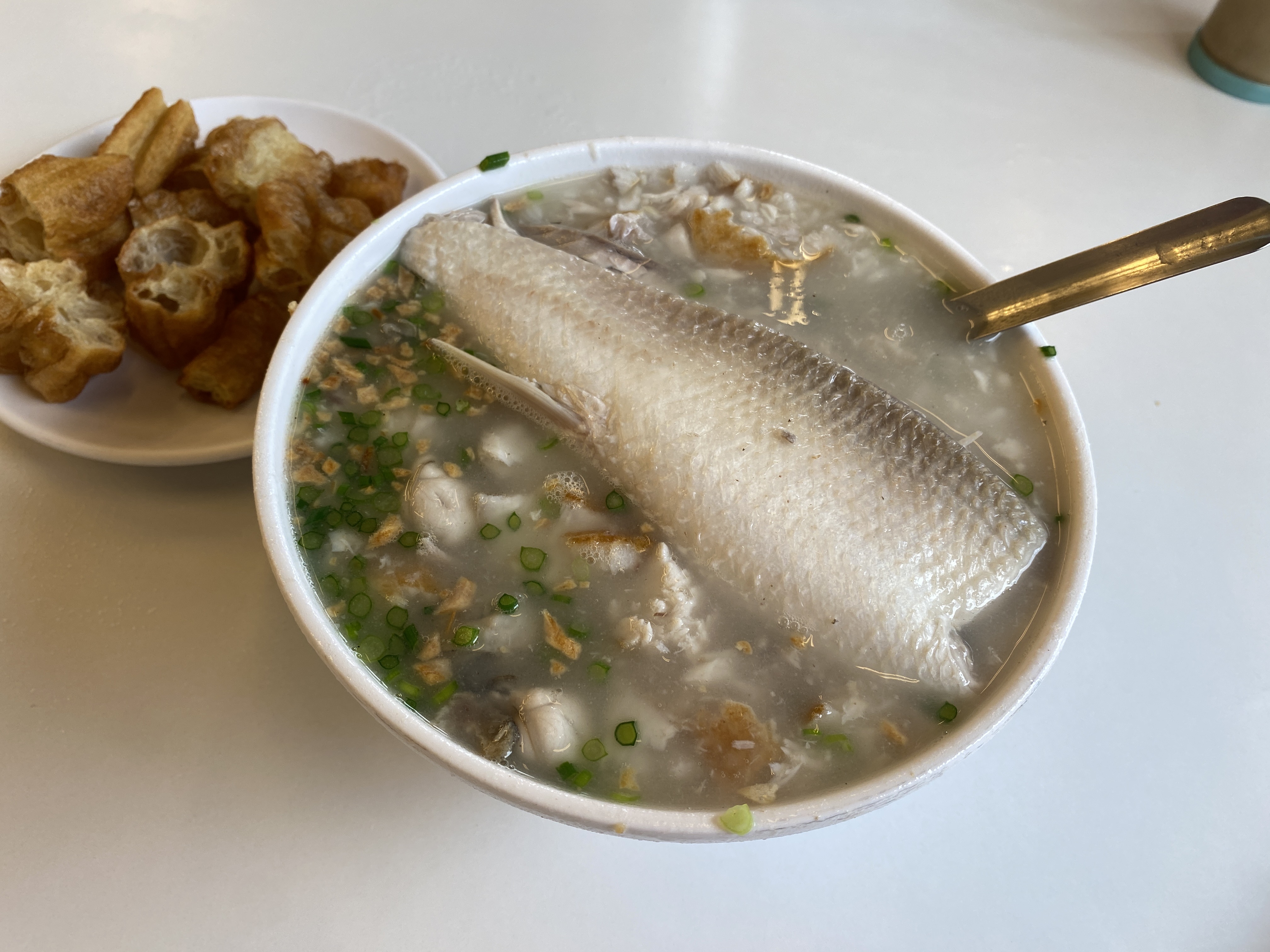 阿堂鹹粥近日被消費者發現變相漲價，若想吃到魚皮粥、魚肚粥，需先點底粥再加配料，等於一碗從260元上漲至300元。