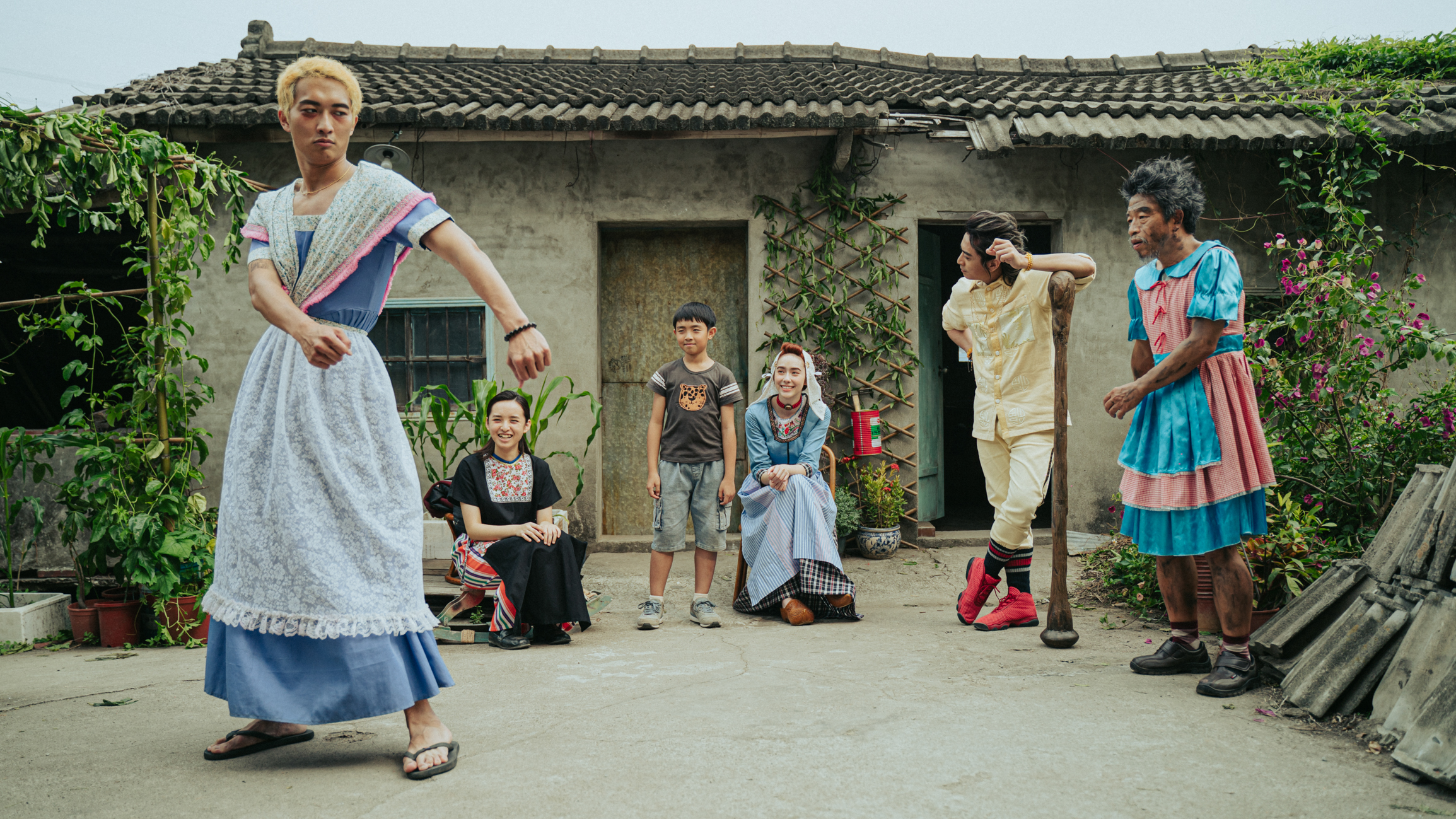 《百味小廚神 中元大餐》劇中Toro（右二）、林奕嵐（右三）和林澤凱（左一）詮釋的鬼神相當親切逗趣，讓童星阮柏皓（左三）絲毫不害怕。（紅衣小女孩股份有限公司提供）