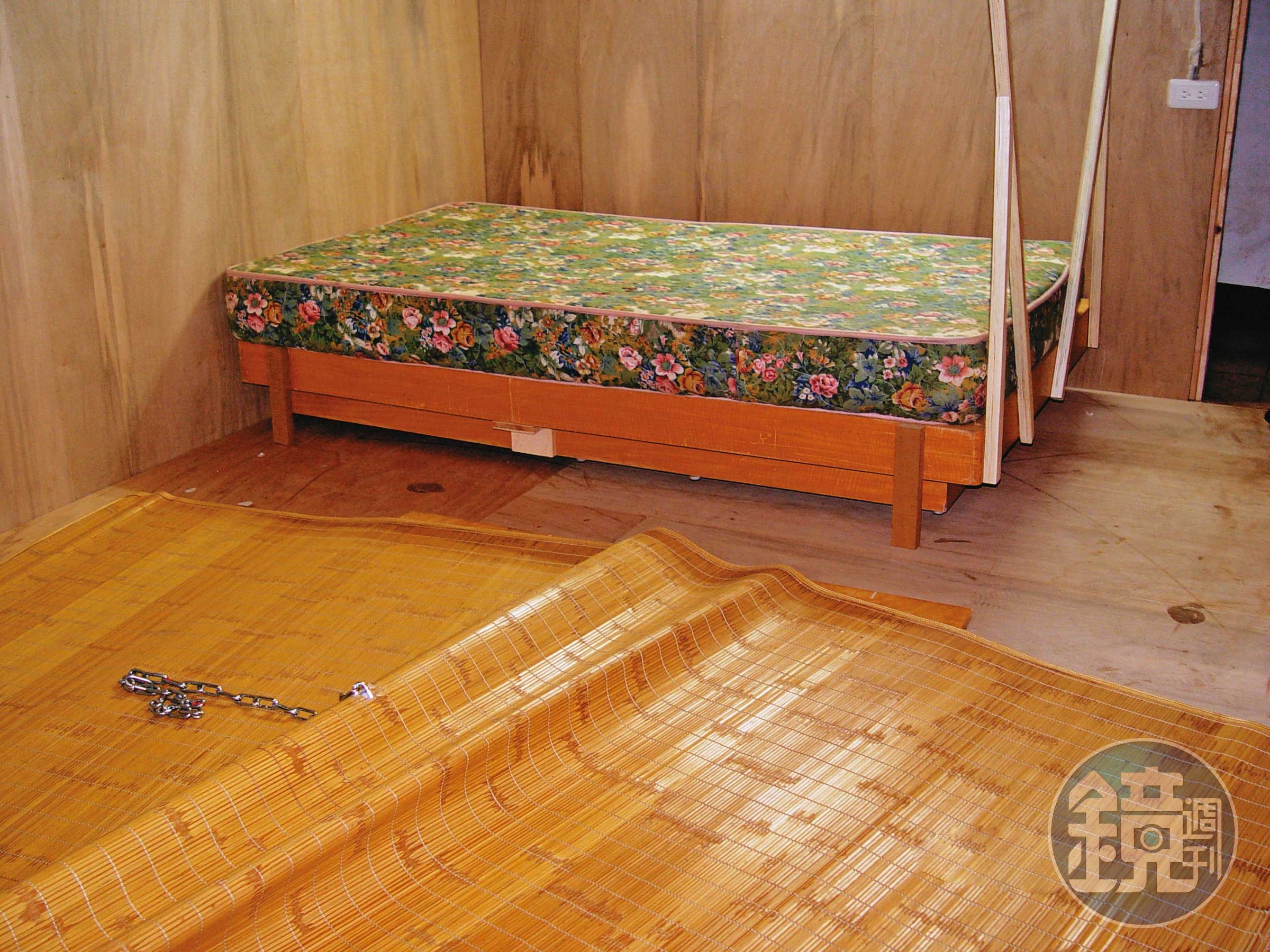 李男在租屋處地下室自製「囚房」，還準備鐵鍊打算長期拘禁周女。（翻攝畫面）