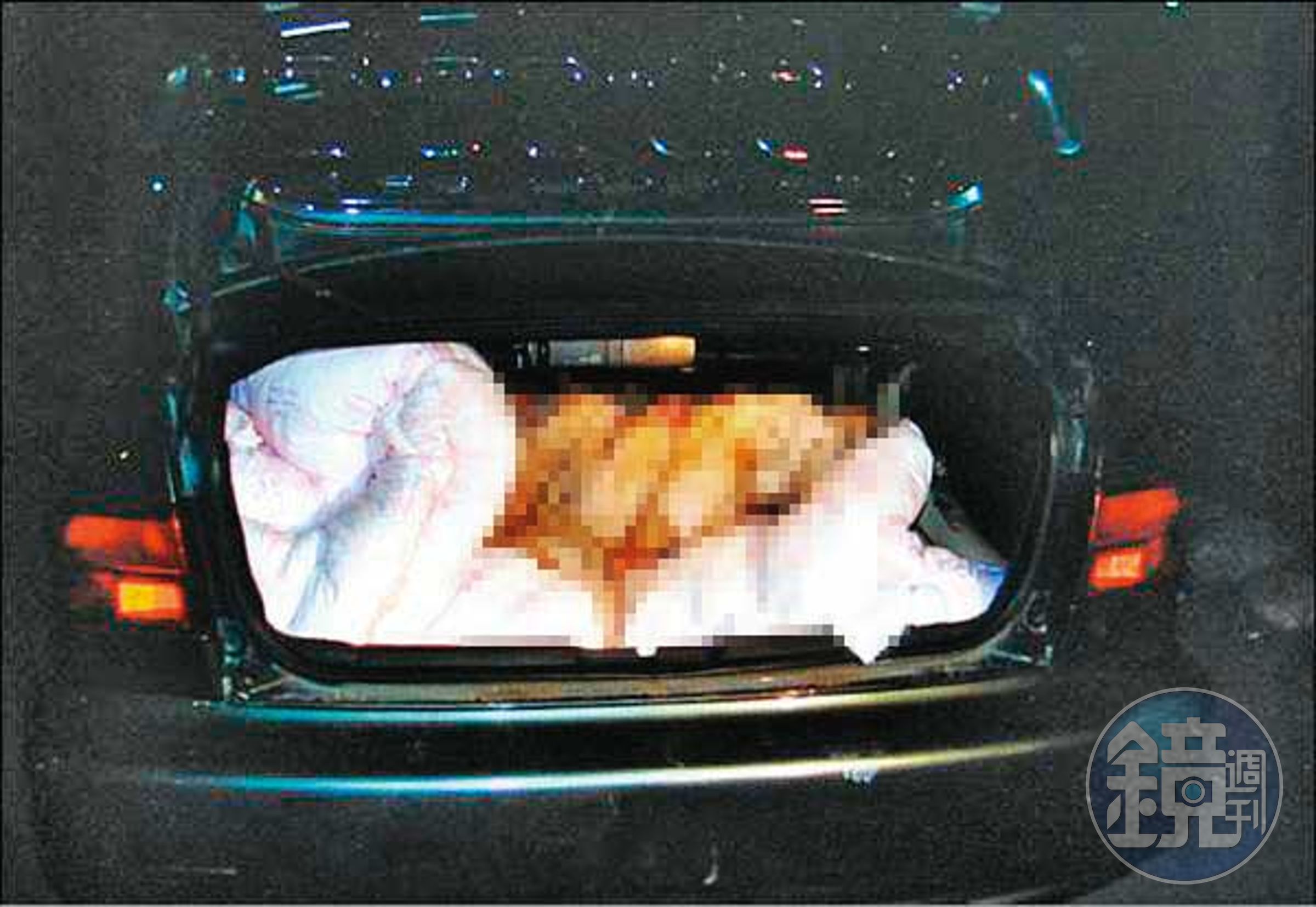 警方在轎車後車廂發現被李男以棉被包裹的周女屍體。(東森新聞提供)