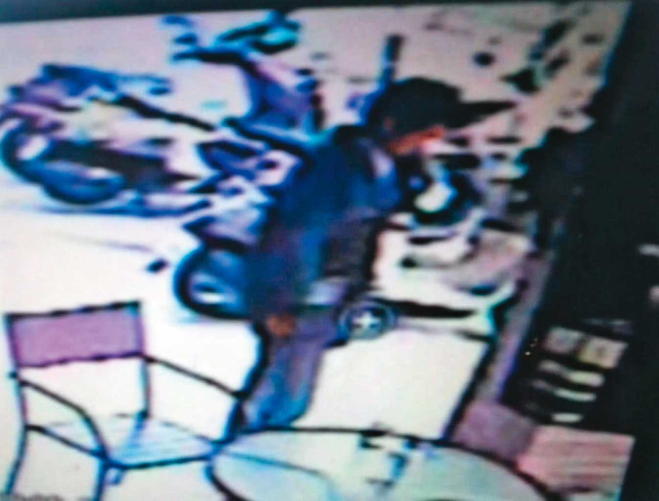李男在便利商店外打公共電話向老闆自承殺人，成為警方掌握其行蹤的關鍵。（翻攝畫面）