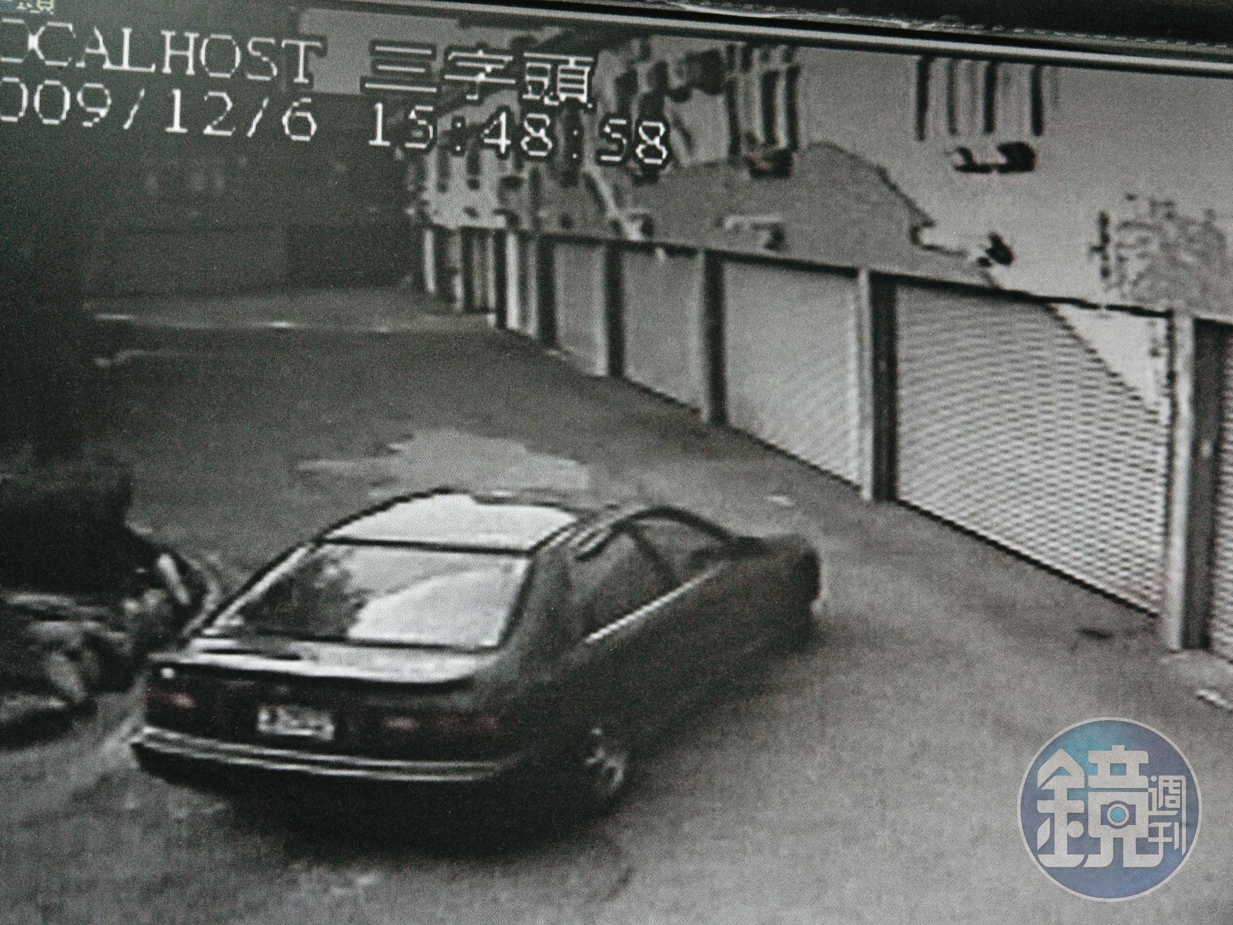 摩鐵監視器拍下李男駕車入住的畫面,此時周女在後車廂內早已氣絕。(翻攝畫面)