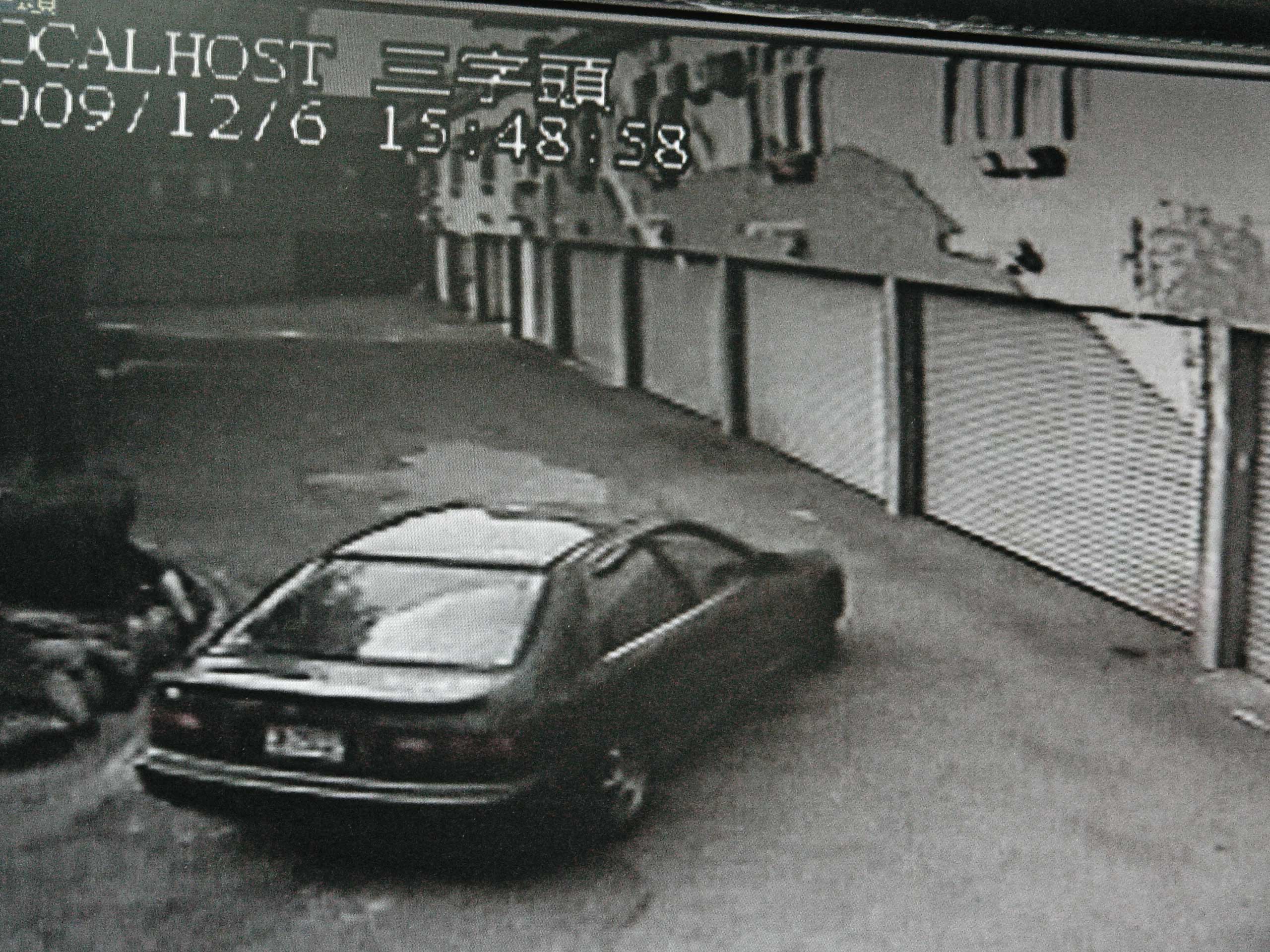 摩鐵監視器拍下李男駕車入住的畫面，此時周女在後車廂內早已氣絕。（翻攝畫面）