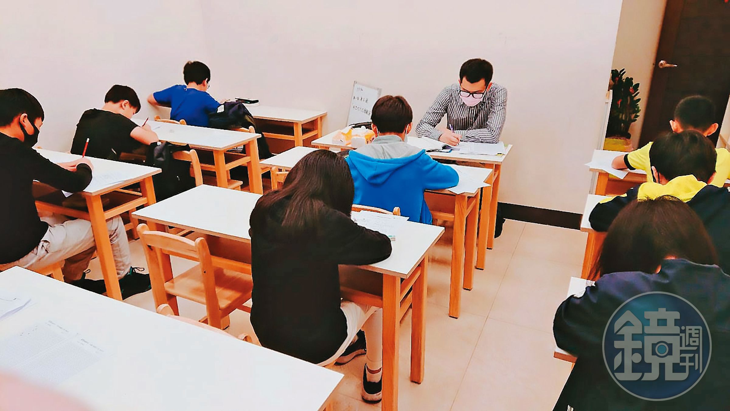 徐薇英文新竹權慧分校提供英文及數學等課程,學生約百人。(翻攝權慧資優教育臉書)