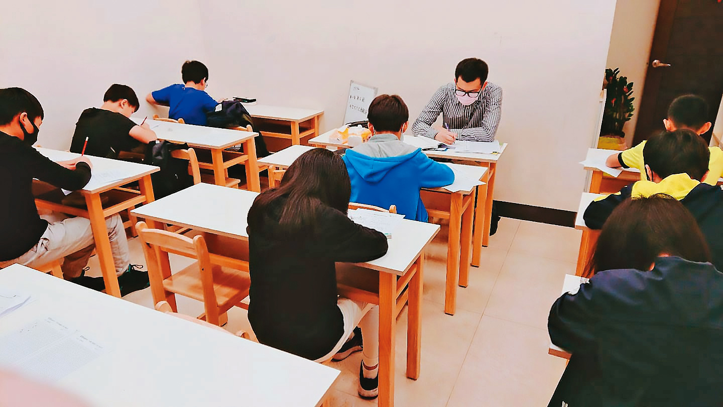 徐薇英文新竹權慧分校提供英文及數學課程，學生約百人。（翻攝權慧資優教育臉書）