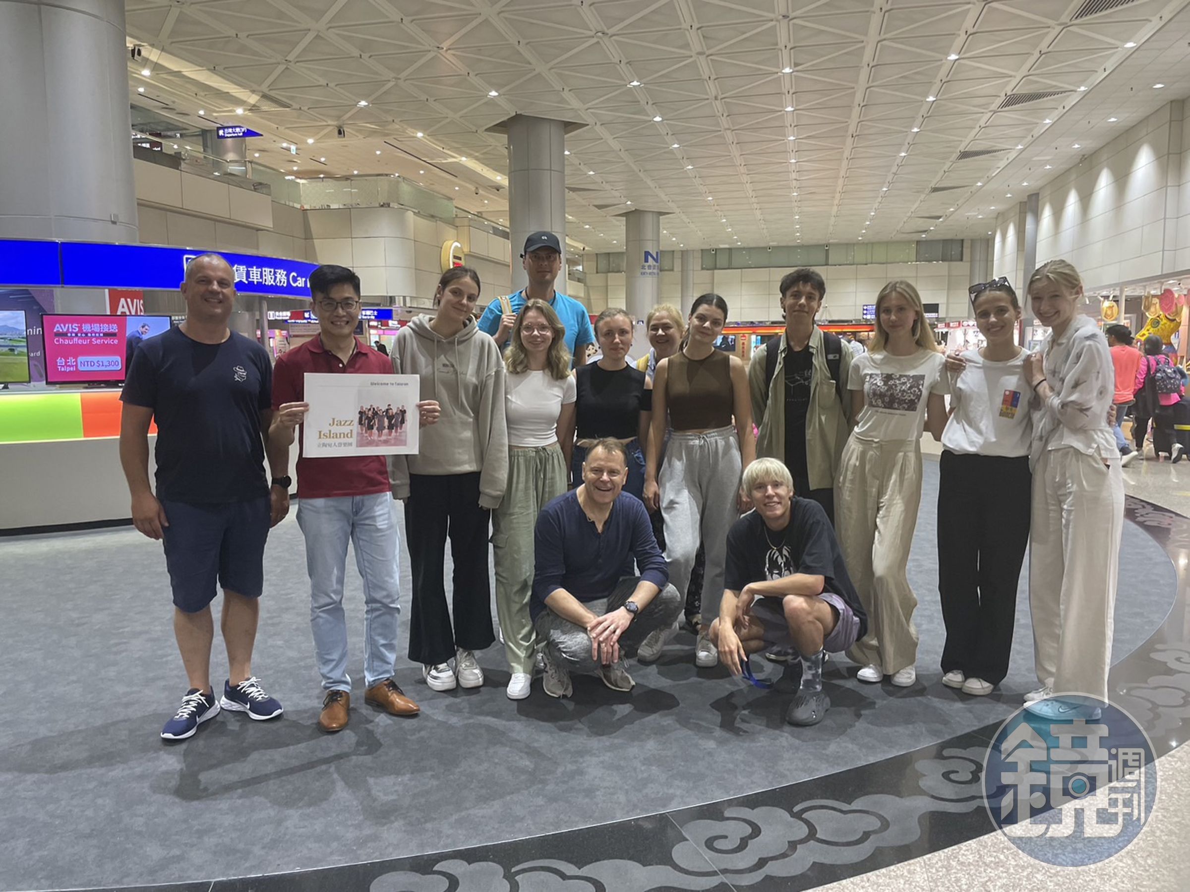 Jazz Island昨晚一抵達桃園機場，隨即拿出立陶宛國旗在機場唱國歌，美聲一度吸引民眾觀賞。（文總提供）