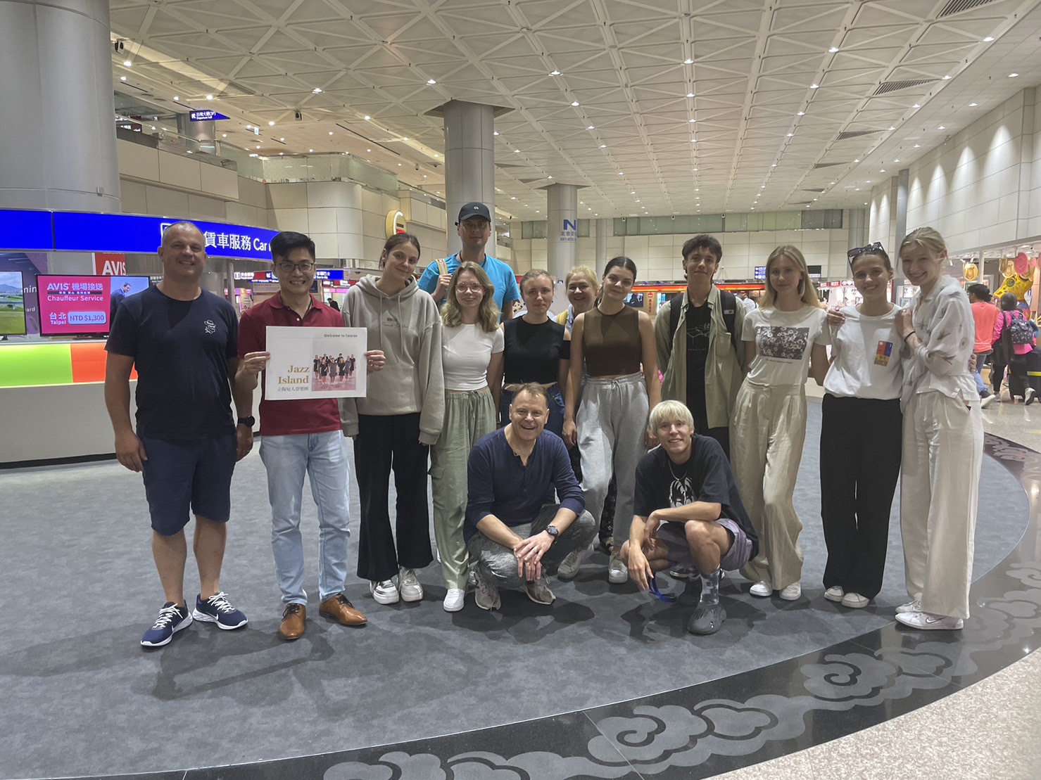 Jazz Island昨晚一抵達桃園機場，隨即拿出立陶宛國旗在機場唱國歌，美聲一度吸引民眾觀賞。（文總提供）