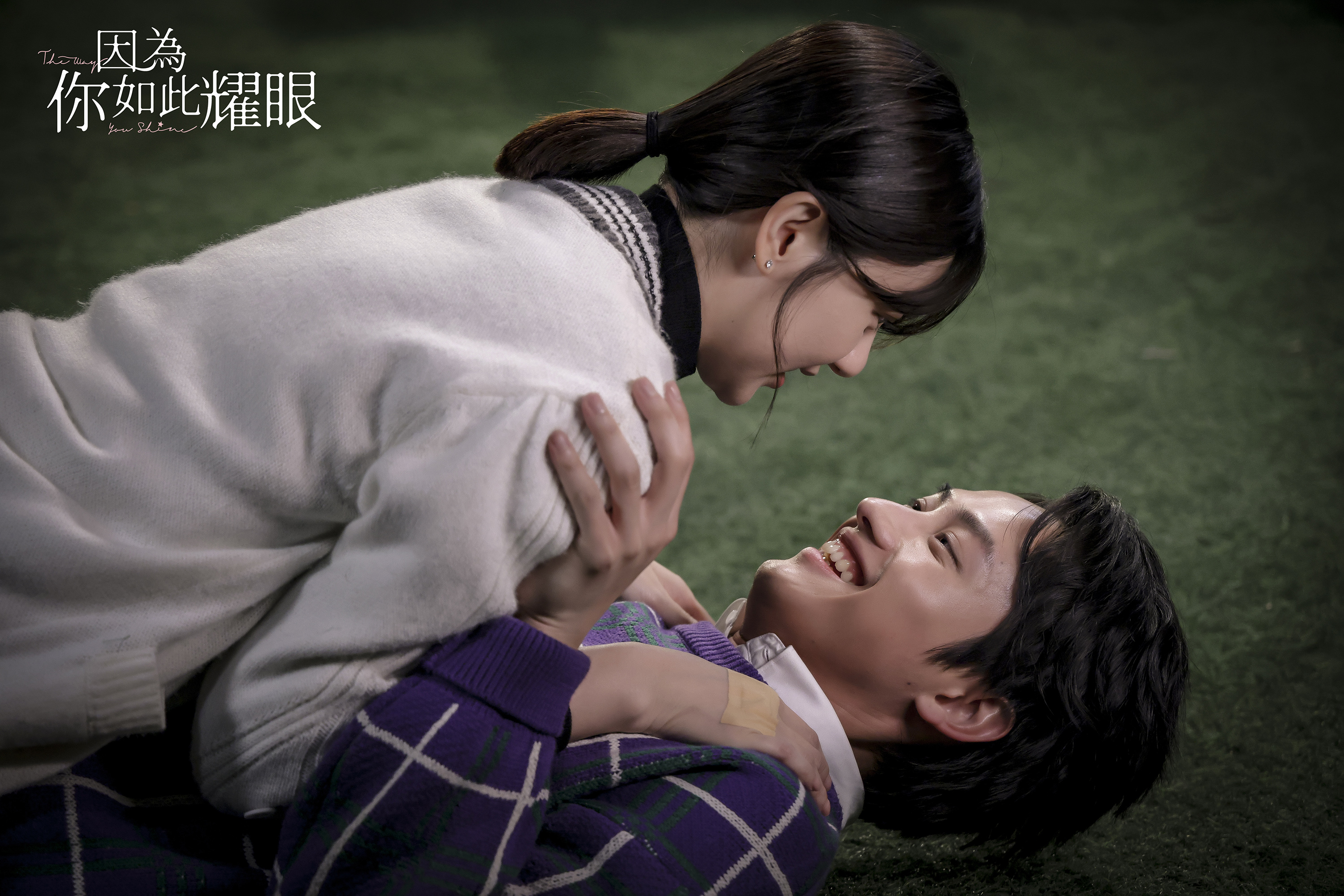 郭雪芙范少勳溜滑梯「疊」在一起。（時創影業提供）