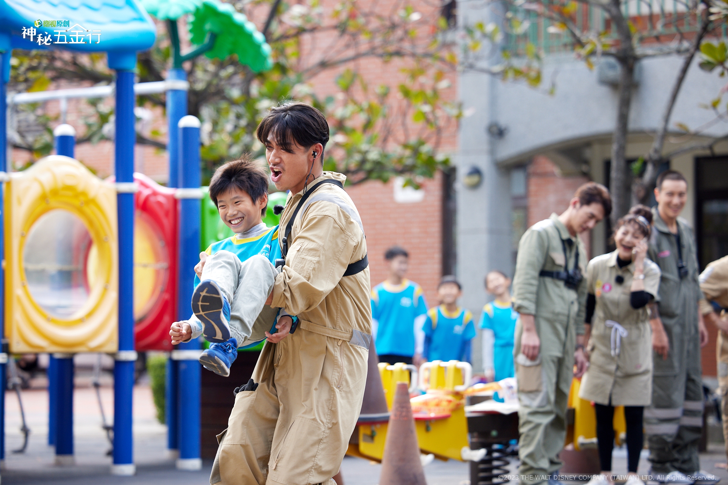 AKIRA錄影時抱著小朋友玩。（衛視原創提供）