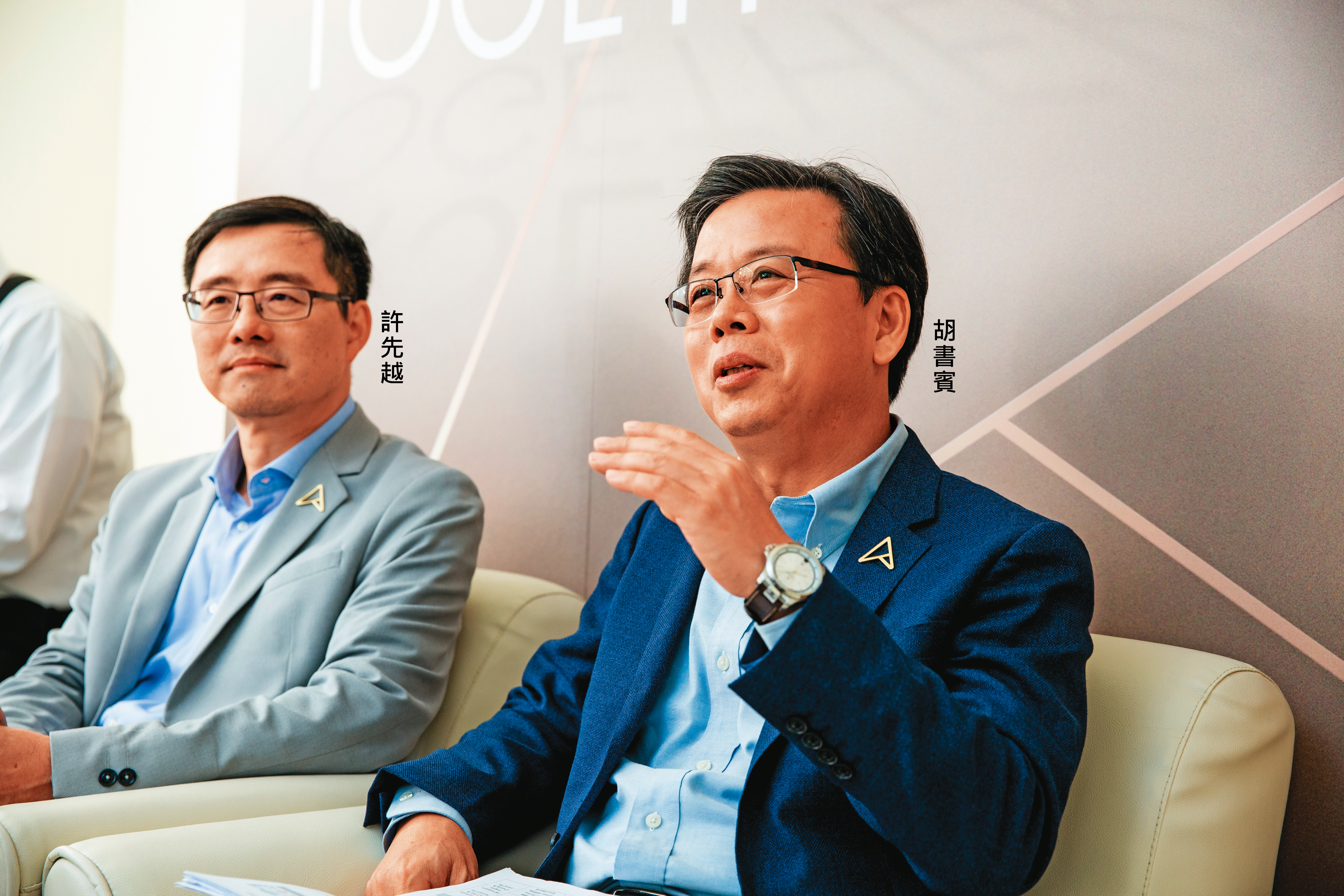 面對網傳組織整併、裁員消息，華碩雙CEO許先越、胡書賓上火線澄清，仍未解員工擔心大水池計畫重啟疑慮。