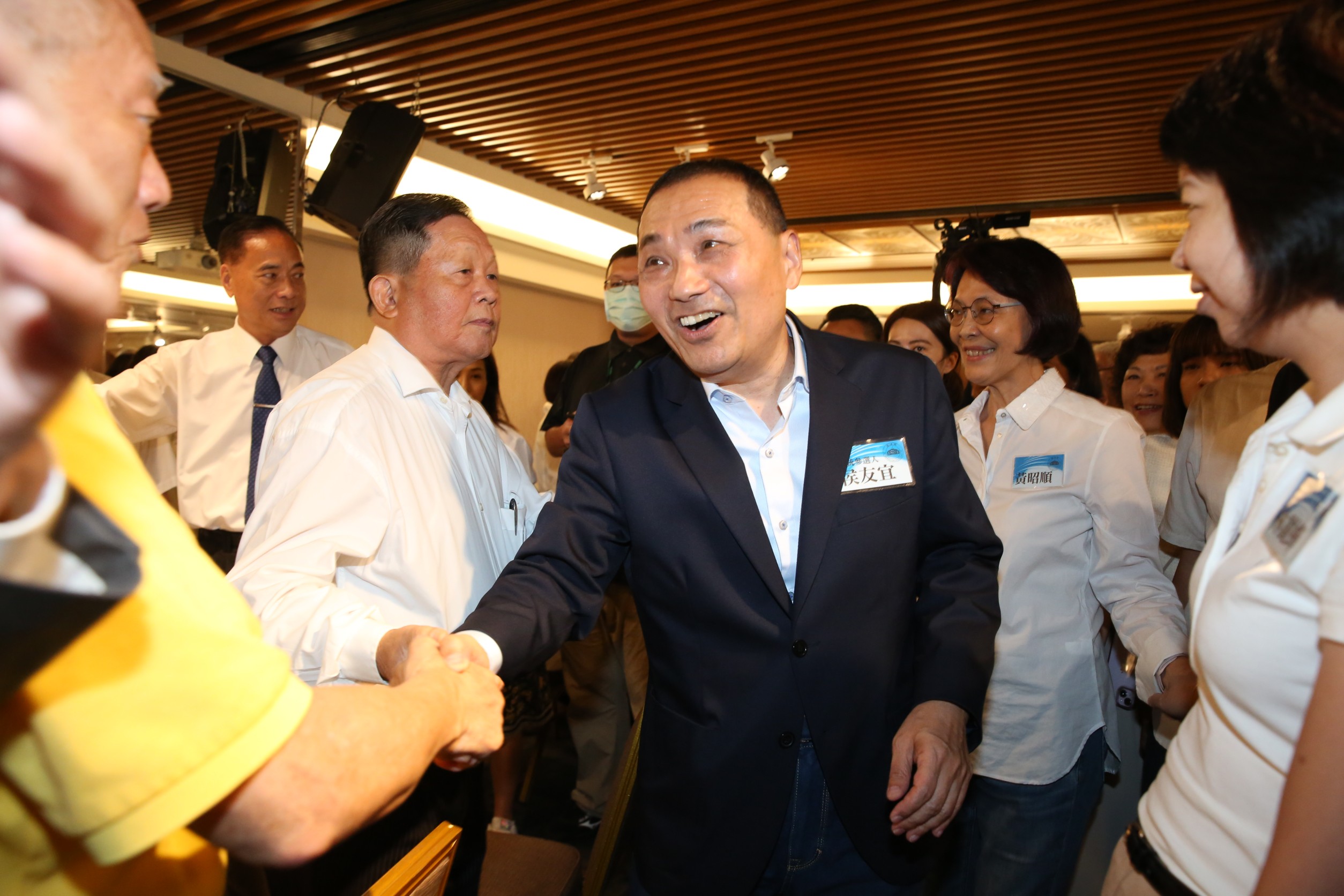 國民黨總統候選人侯友宜的民調仍持續居於老三。