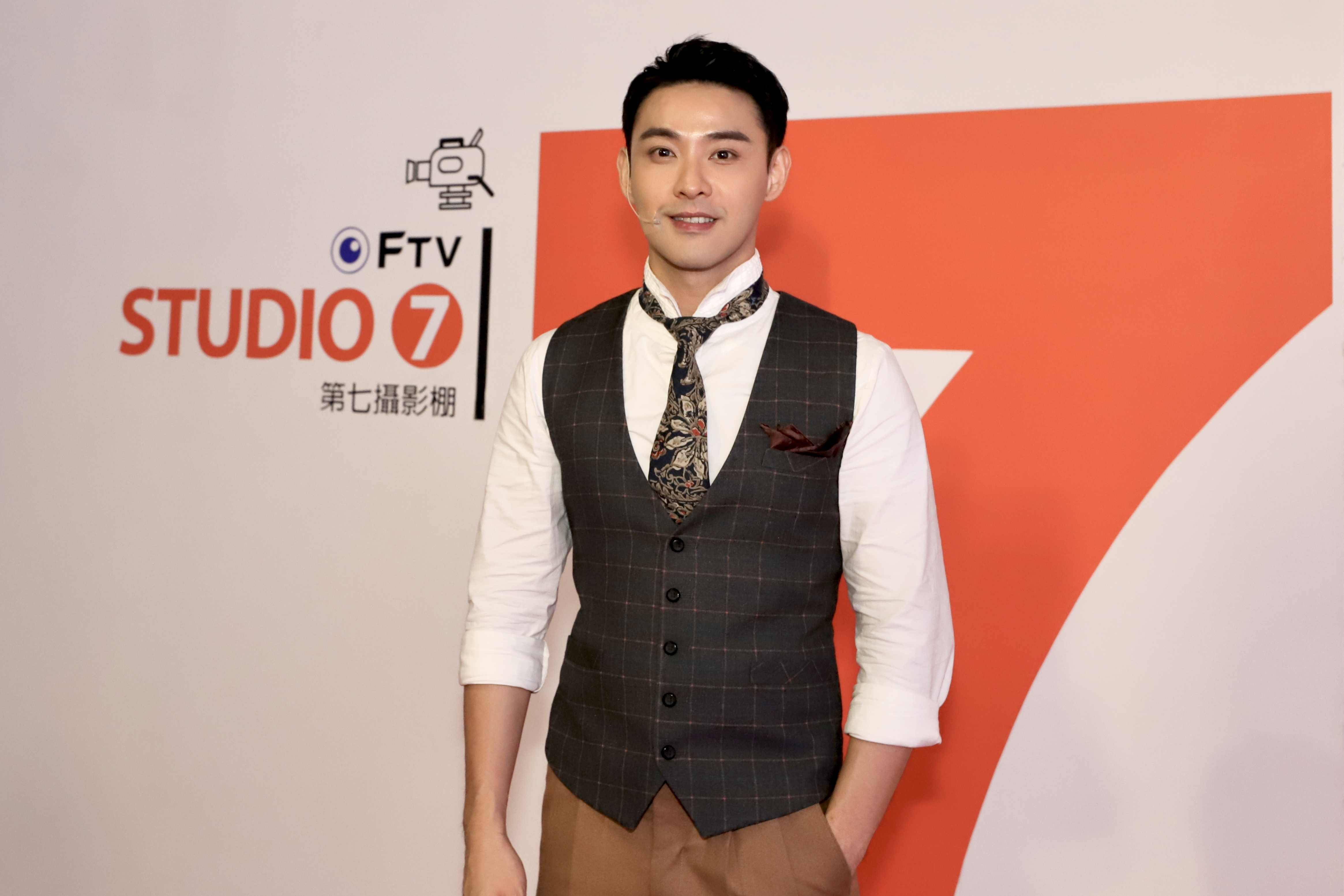 潘柏希今現身民視三元色多元LED虛擬視創空間發表記者會。（民視提供）