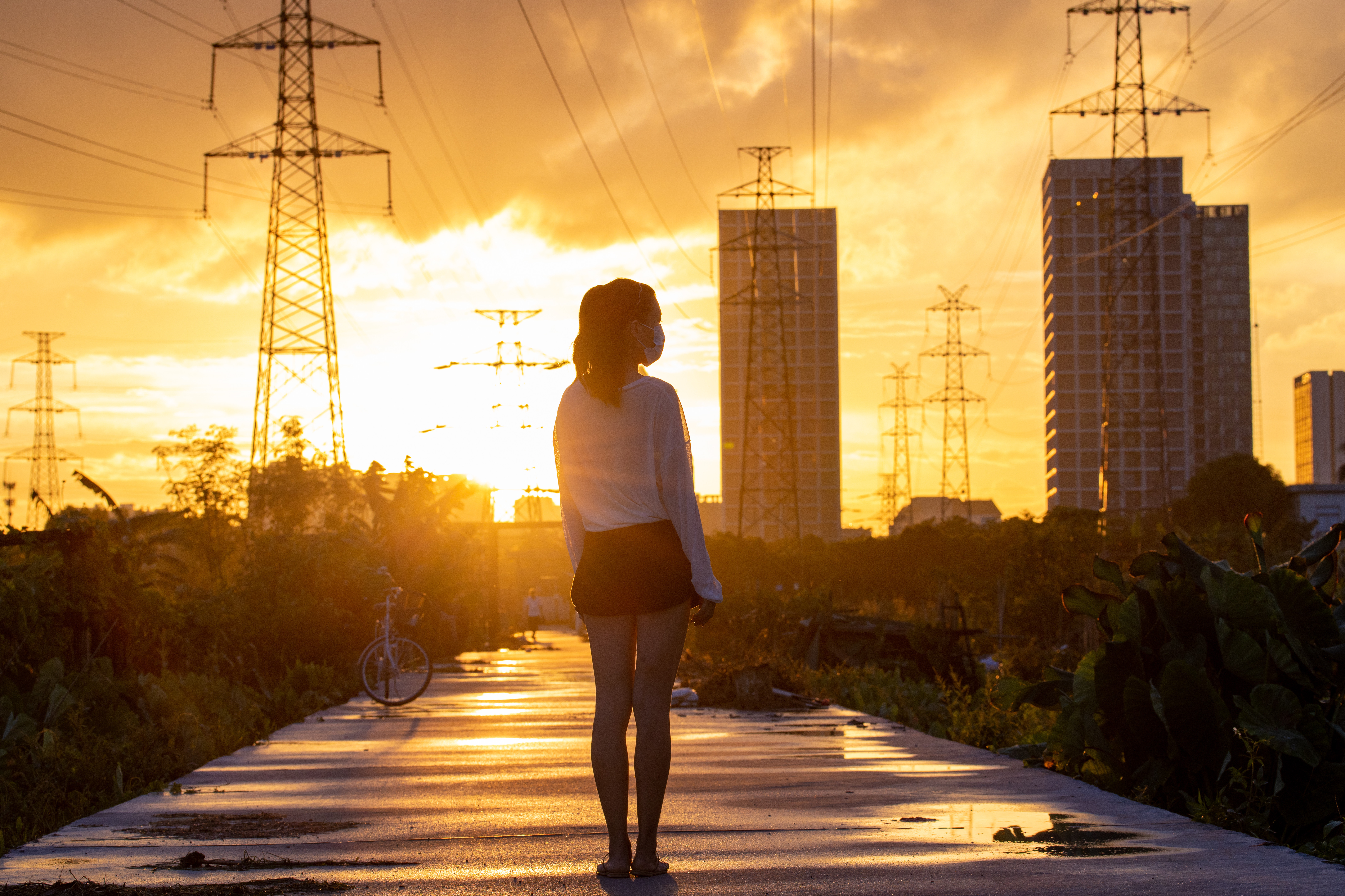 很多人都因為工作上的壓力、情感上的不如意而有些負面情緒，有的人選擇和他人訴說，而有的人卻選擇獨自面對，假裝很快樂的樣子…，「我容易受負面情緒的影響嗎？」靈魂療癒師Olivia透過4張塔羅牌幫你解析。（東方IC）