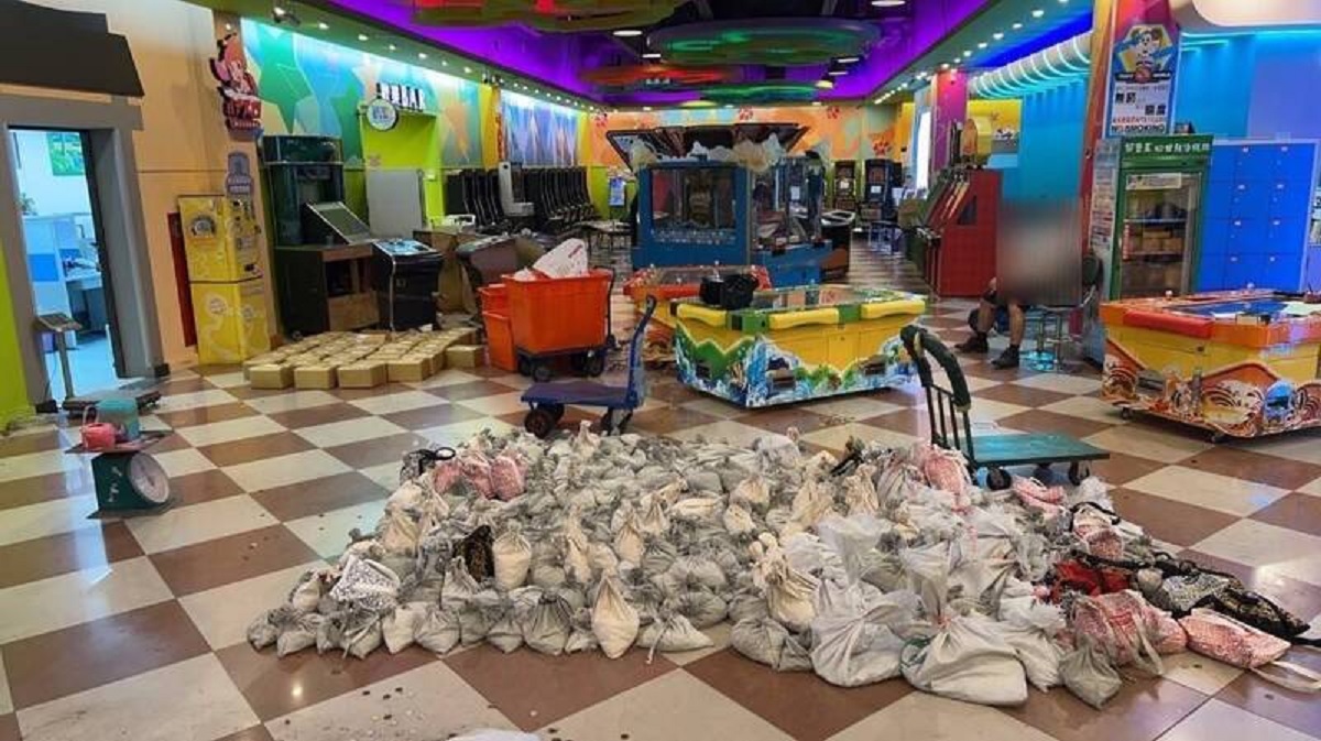 警方查扣賭博代幣一百多萬枚及大批機台 。（翻攝畫面）