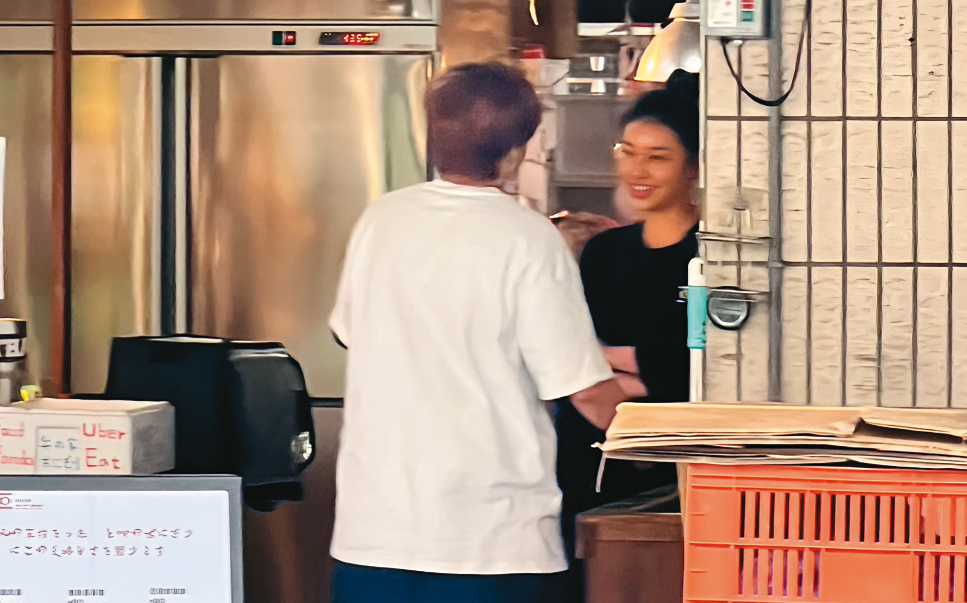 采子(右)在早市打工,從早上5點工作到8點,賺取微薄的生活費。(讀者提供)