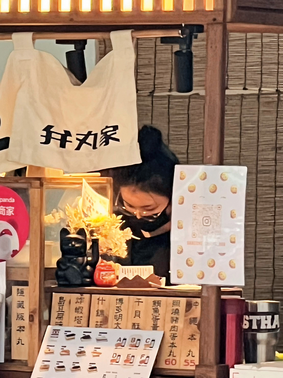 療傷期自閉在家近一年後，采子才終於踏出家門，隱身早市賣手作飯糰。（讀者提供）