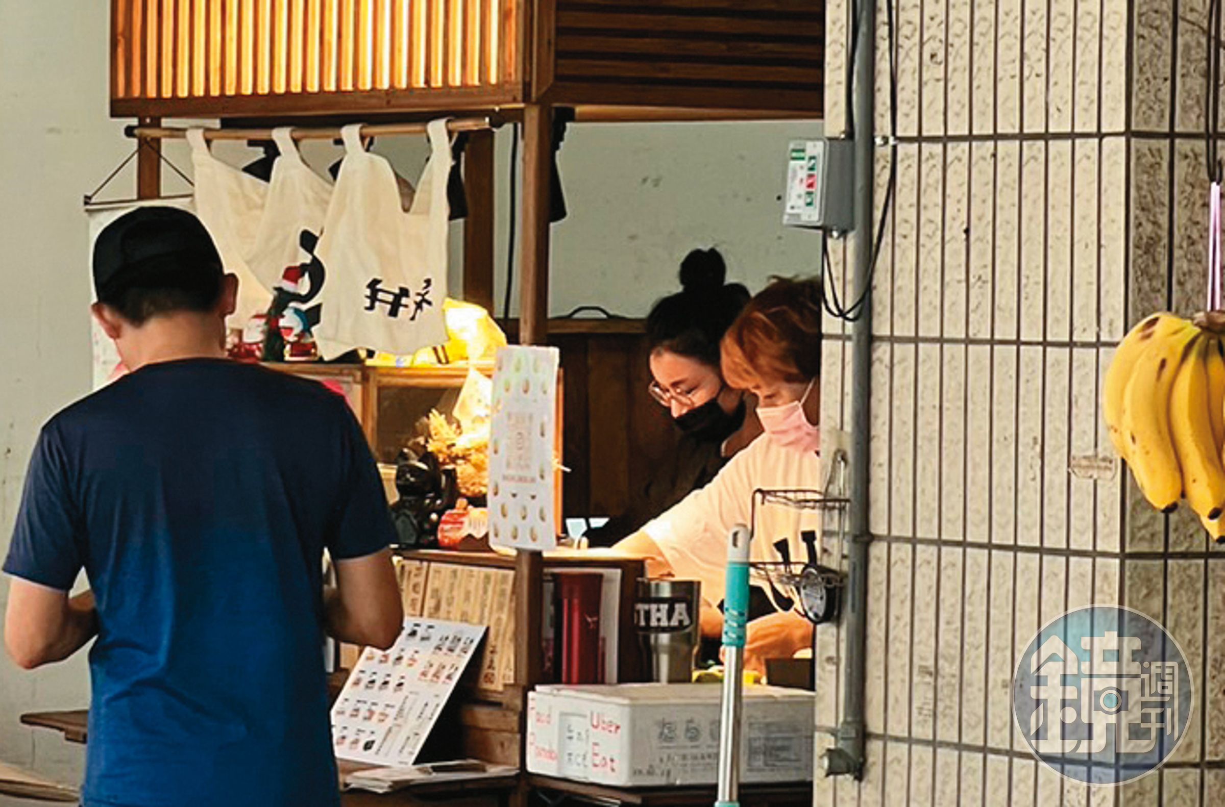 戴著口罩上班的采子,生活相當低調,且鮮少被客人認出。(讀者提供)