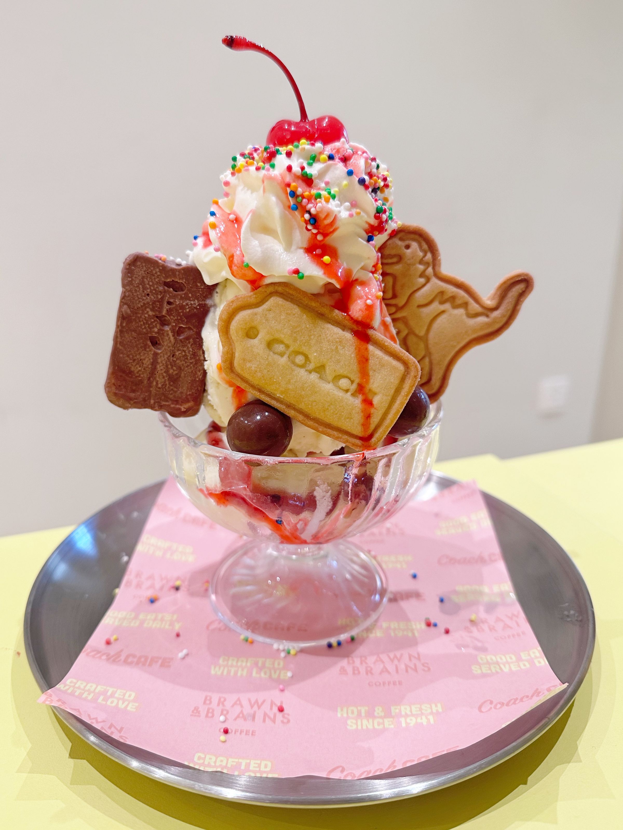 顏值超高的「Signature Ice Cream Sundae」集合所有Coach經典元素。（新幣14元／份，約NT$316）