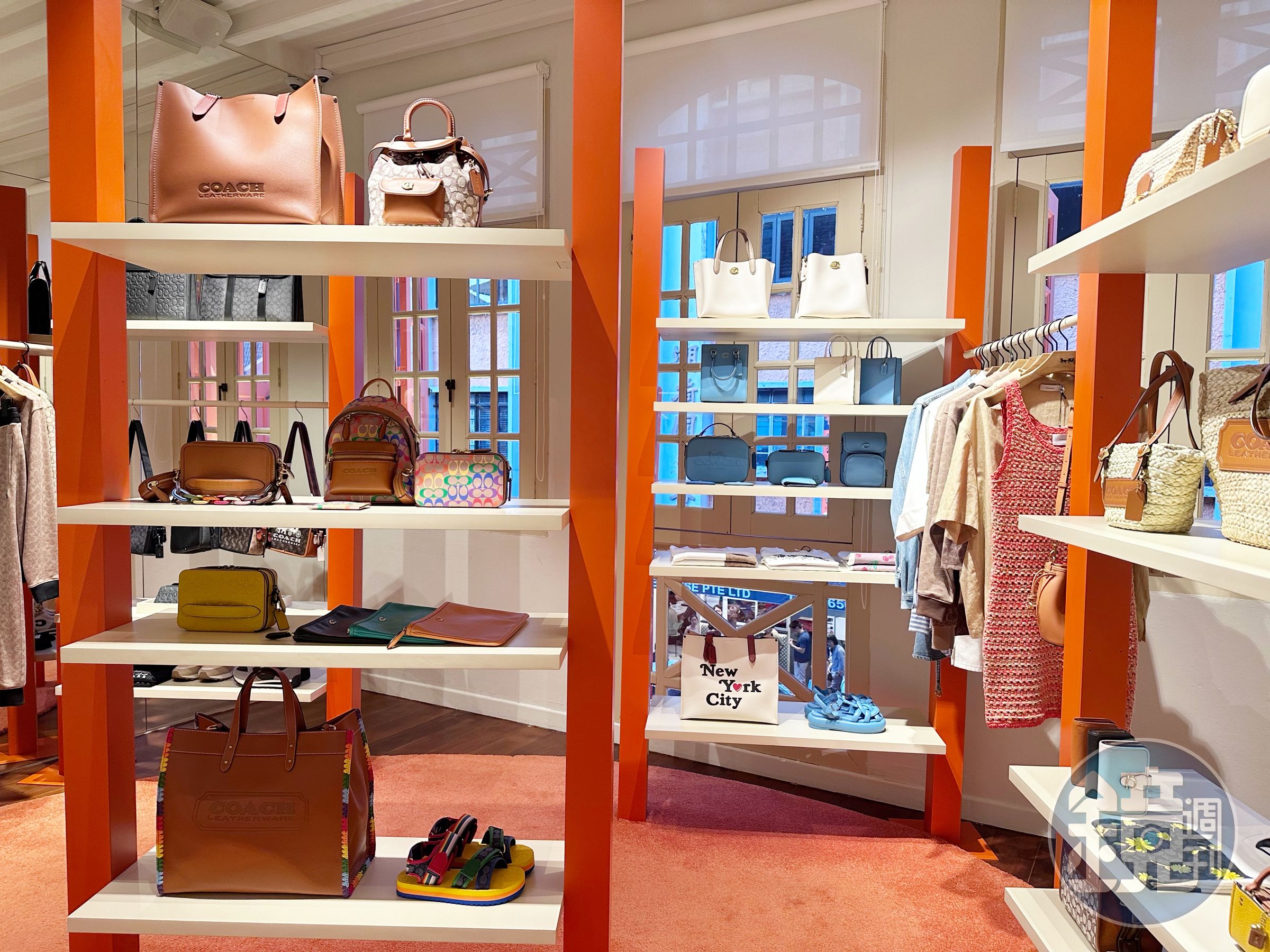 2樓區的「COACH STATION」展示了多款新潮單品。