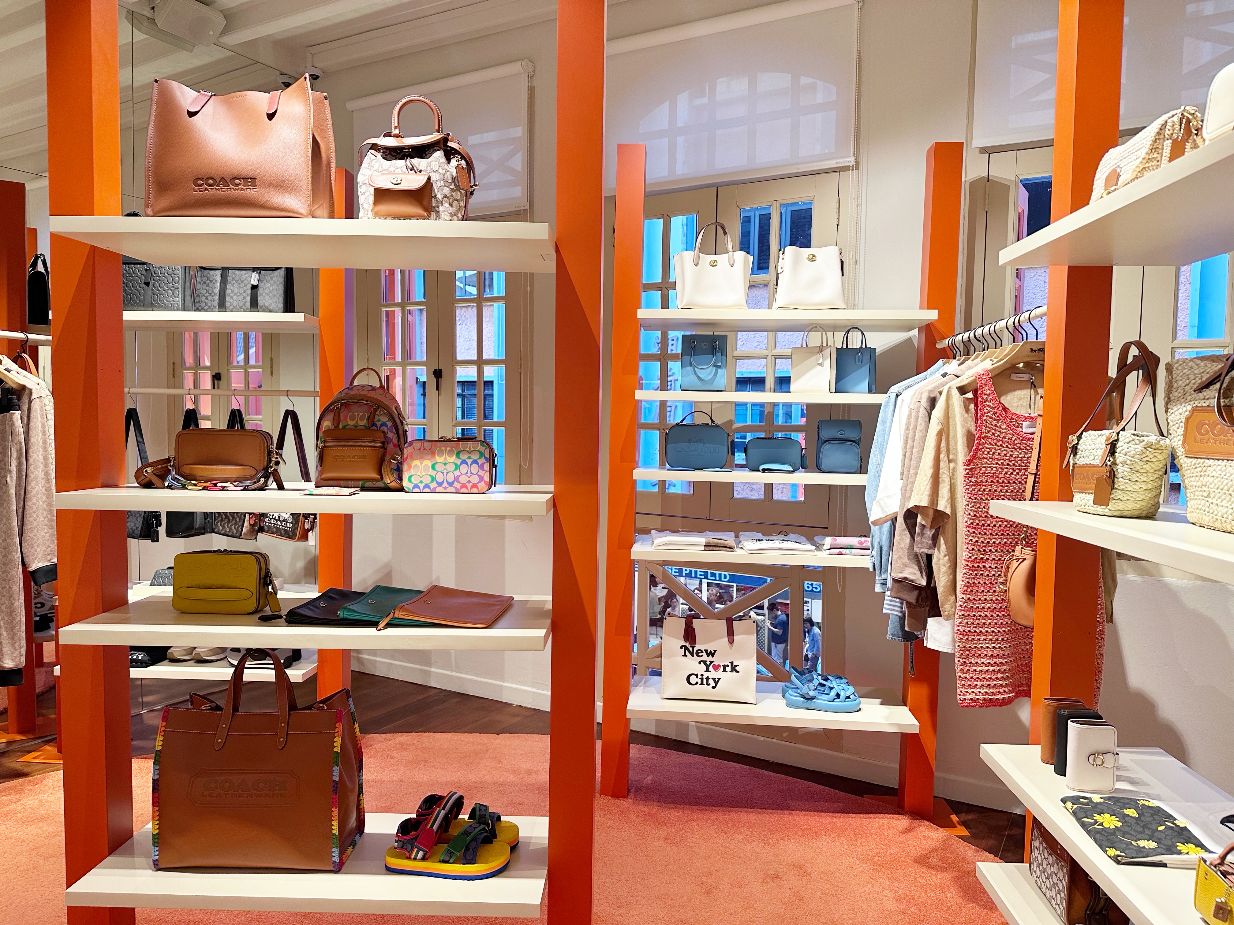 2樓區的「COACH STATION」展示了多款新潮單品。