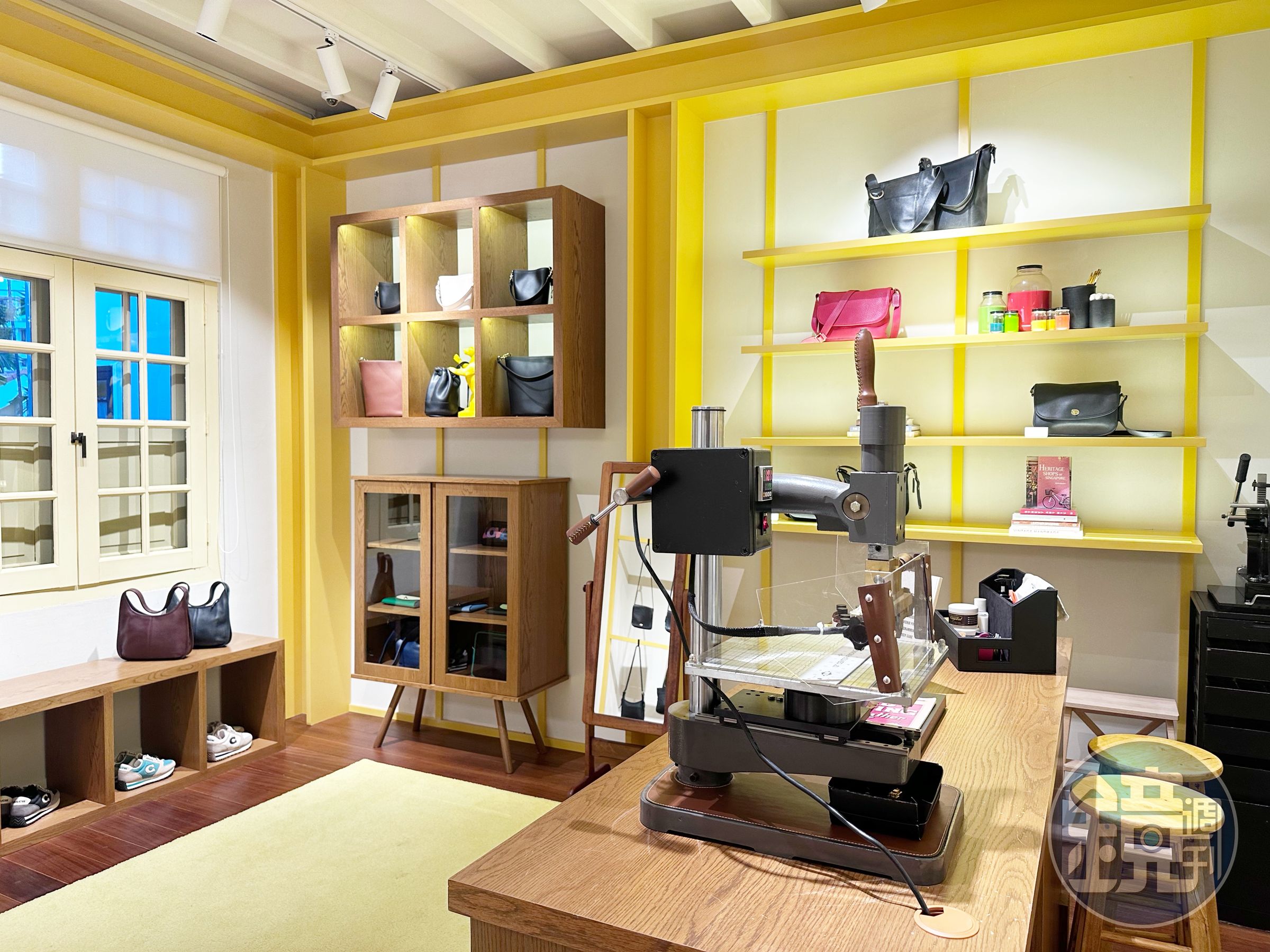 「VINTAGE ROOM」區除了展示珍藏古董老皮件，架上部分VINTAGE包也能買回家。
